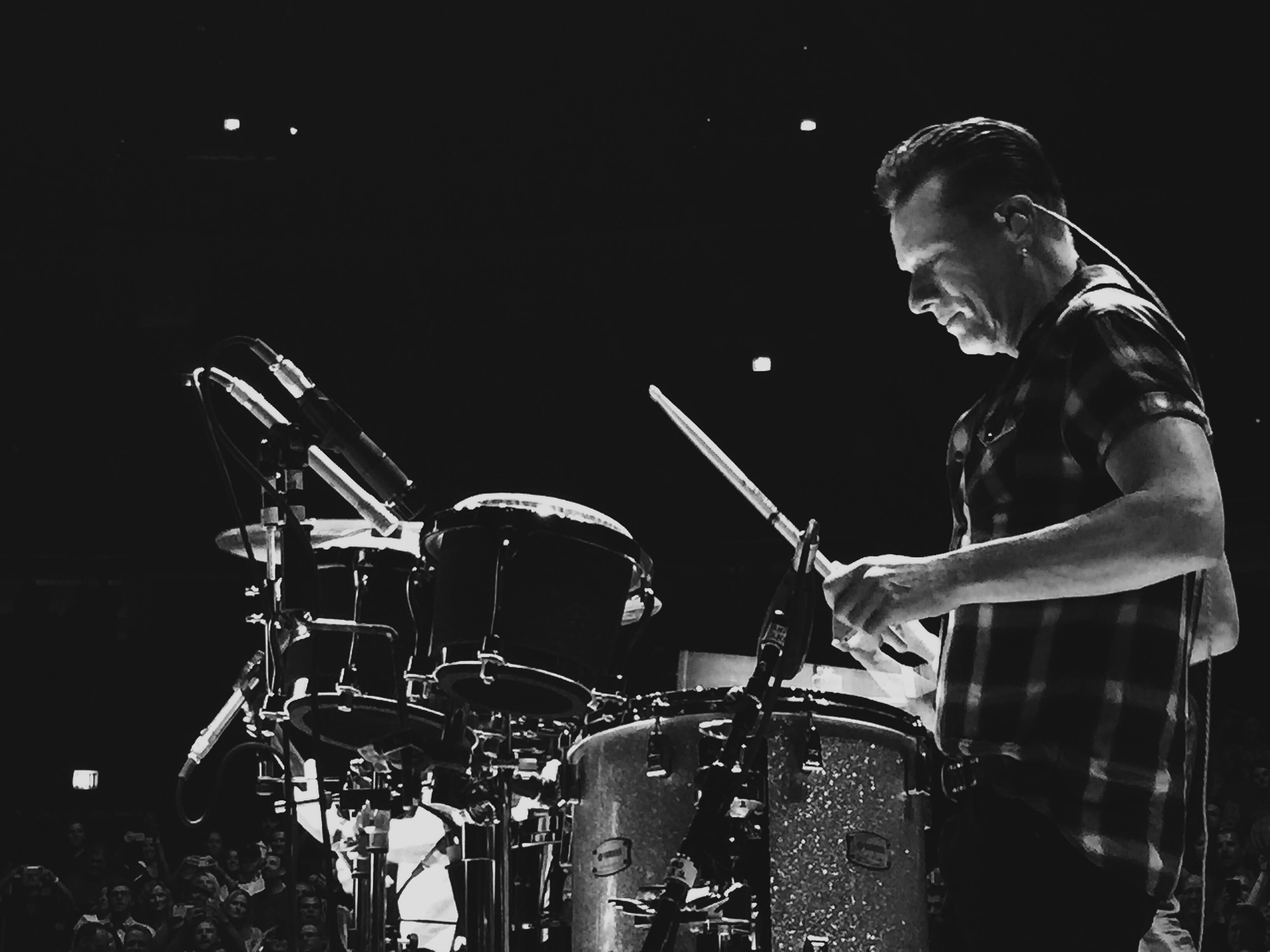 real people, sound, event, drum - percussion instrument, drum, black and white, illuminated, entertainment occupation, tour, indoors, musician, live music, HD Wallpaper