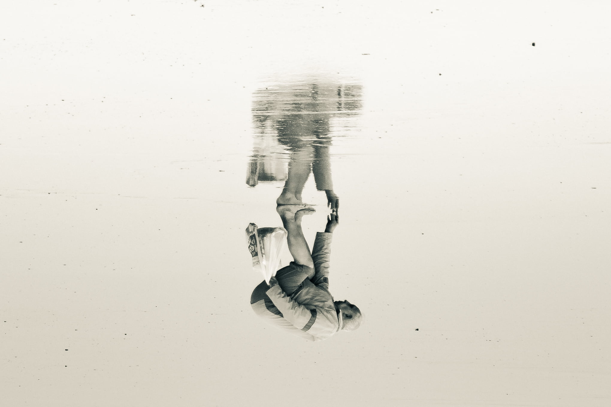 photography, holdign, bag, reflection, people, 1080P, photograph, sand, Know yourself, white, image, plastic, grayscale, photo, blanco y negro, mirror  symmetry, HD Wallpaper