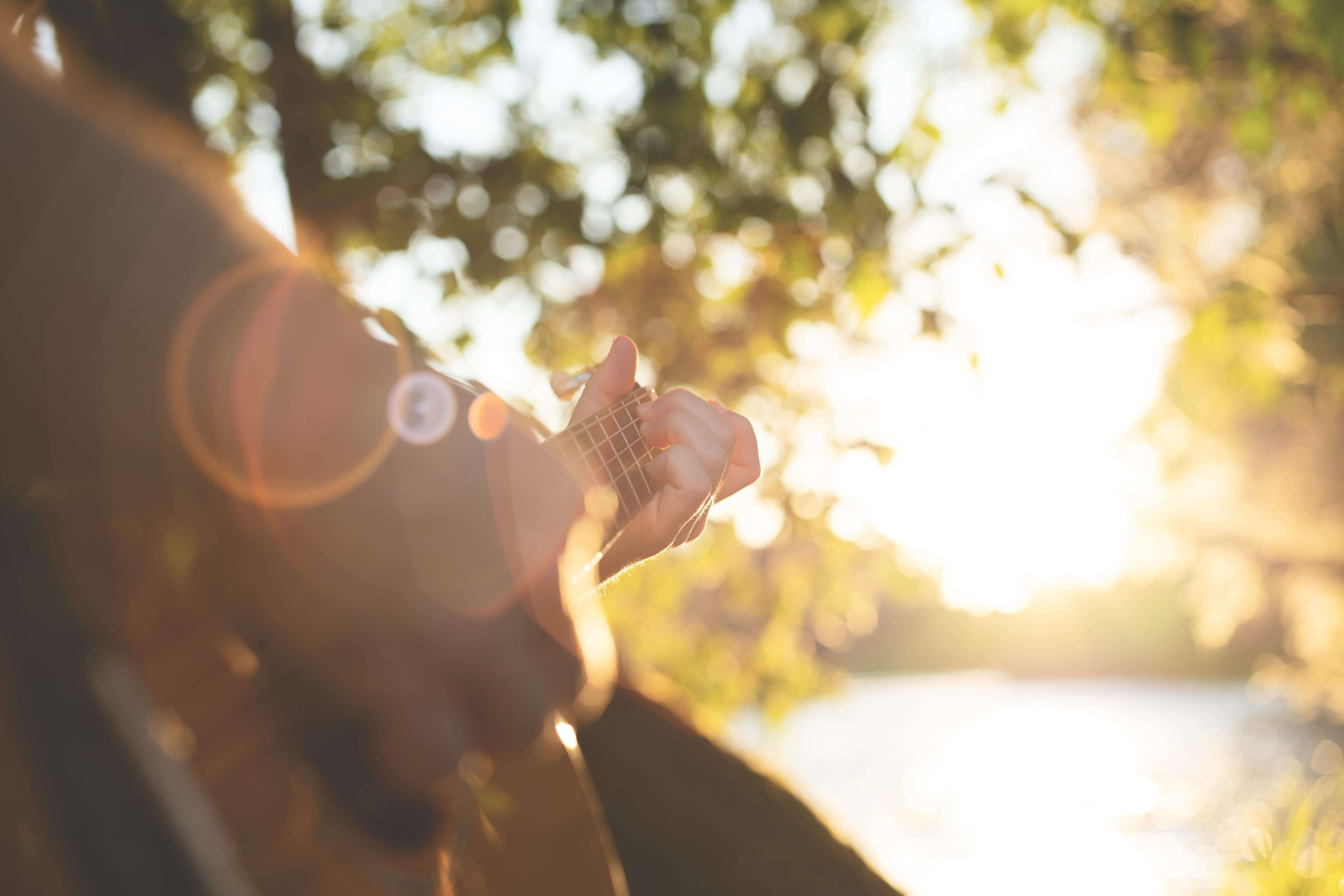 sunlight, enjoyment, background, casual Clothing, close-up, sunrise - Dawn, young Adult, bokeh, holding, water, orb, cheerful, males, adult, lifestyles, HD Wallpaper