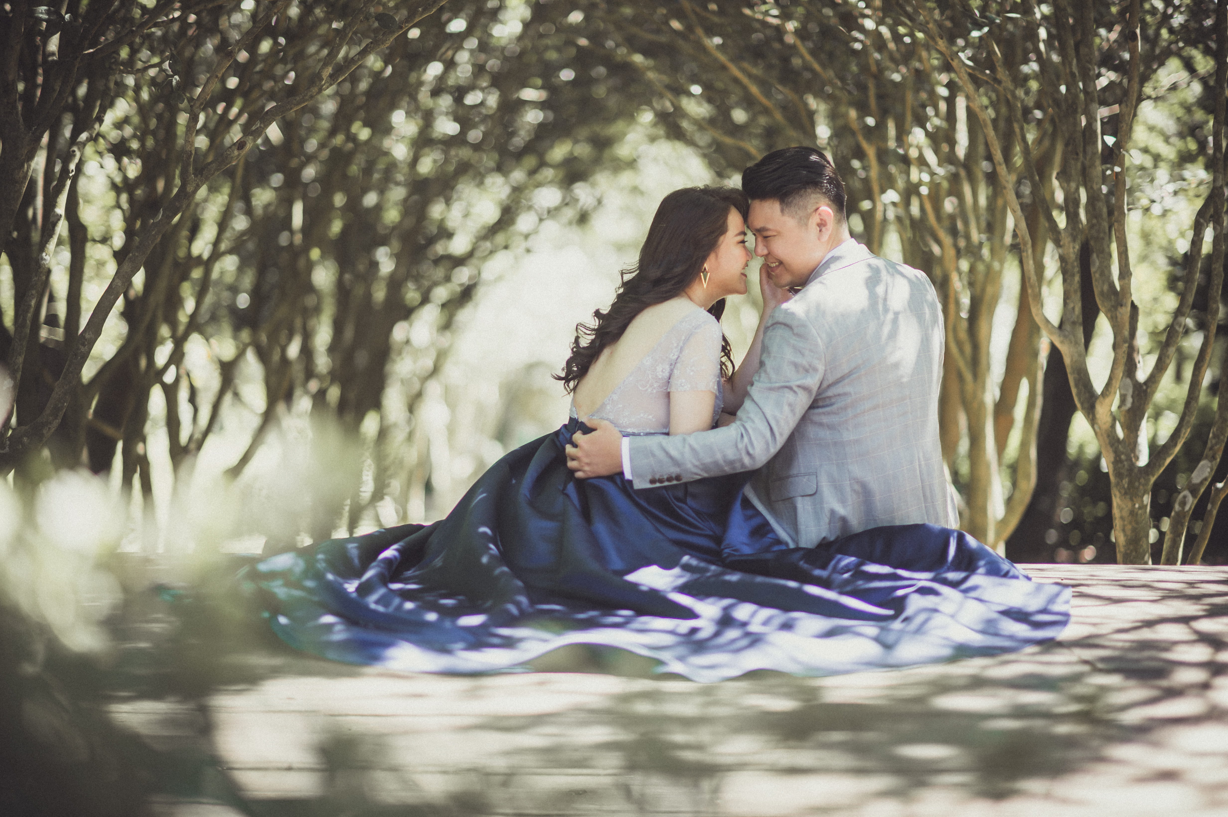 kissing, tree, women, couple - relationship, make out, photo, real people, lifestyles, 4K, emotion, positive emotion, young women, romance, bonding, person, HD Wallpaper
