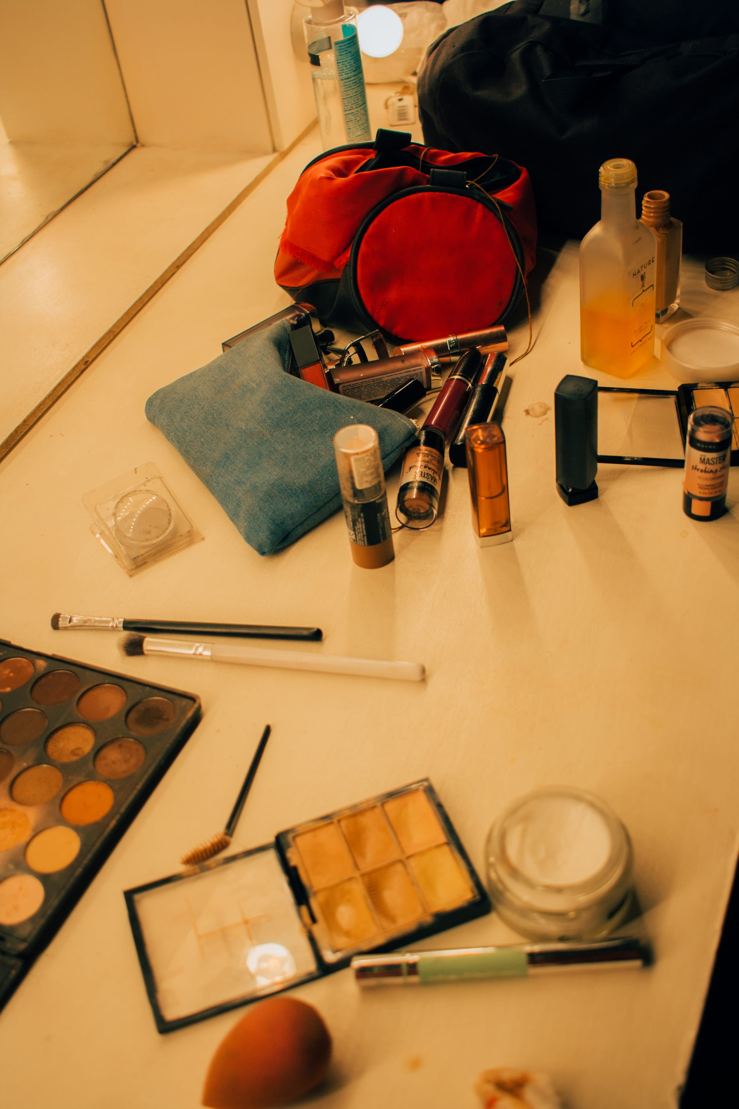 make-up, accessory, bottle, container, choice, maquillaje, table, handbag, furniture, purse, bag, drink, variation, food and drink, lipstick, desk, wood, Phone HD Wallpaper