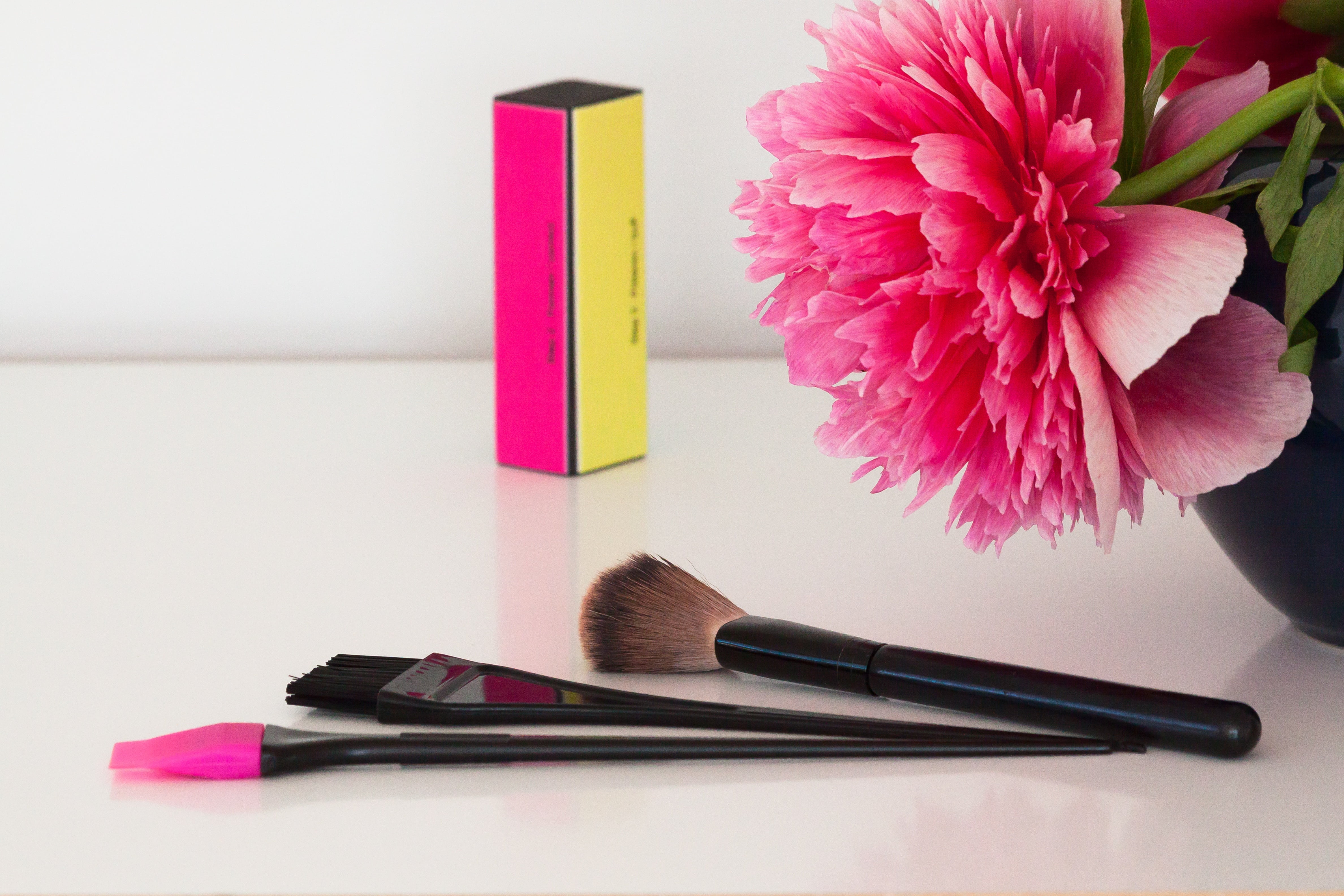fragrance, 4K, flowering plant, lush, brush, still life, plant, handled, studio shot, make up, table, flower, note pad, close-up, publication, pencil, HD Wallpaper