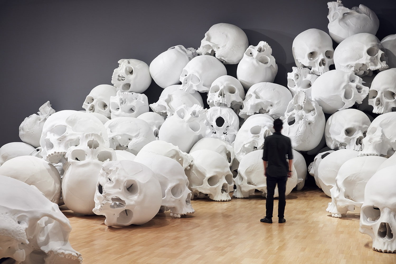 large group of objects, lifestyles, adult, artwork, well-dressed, white color, Hyperrealism, Ron Mueck, skull, art and craft, 720P, full length, galleries, HD Wallpaper