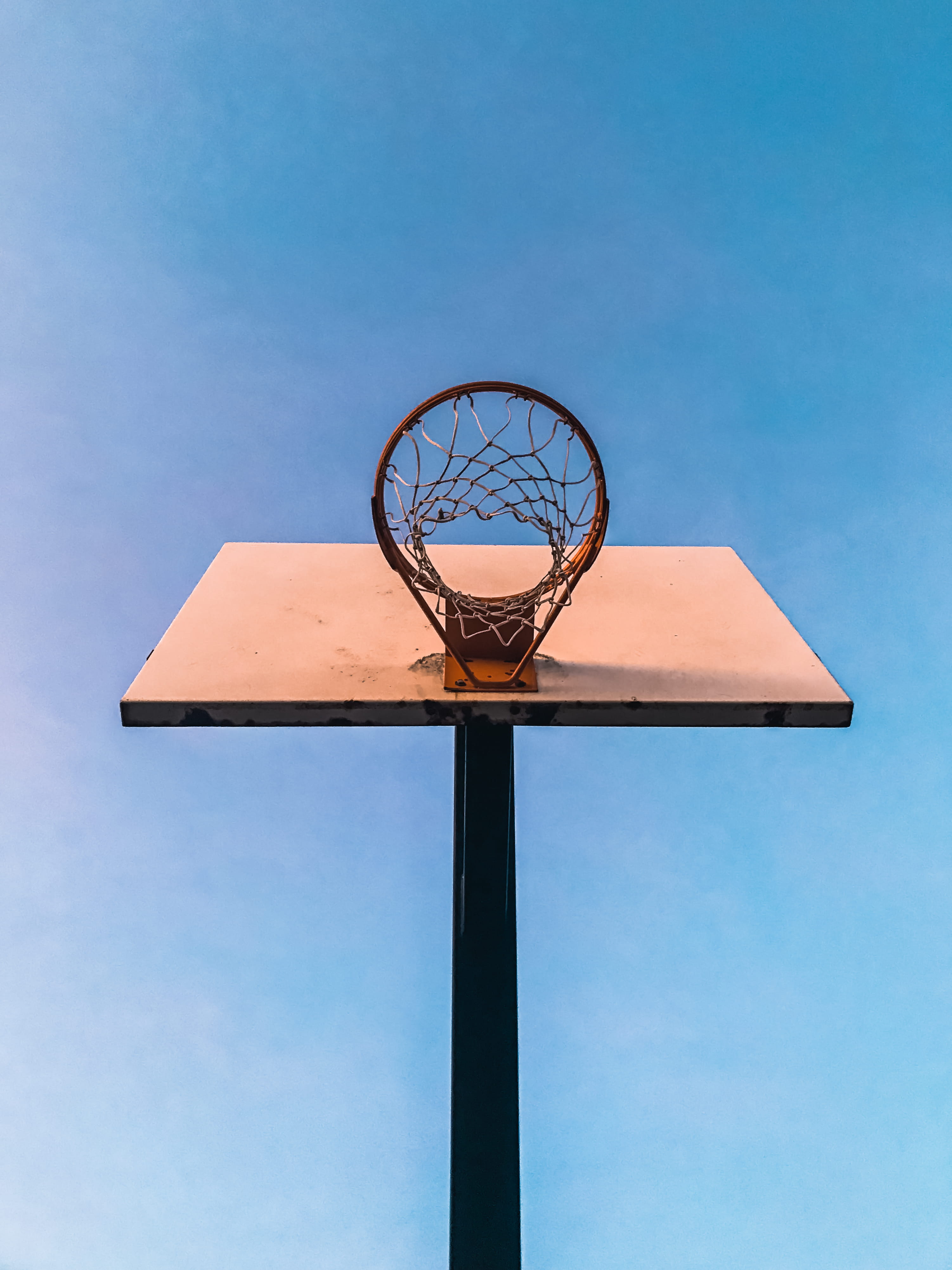 court, pole, directly below, relaxation, 4K, copy space, competitive sport, nature, miami, basketball - sport, basketball court, net - sports equipment, Phone HD Wallpaper