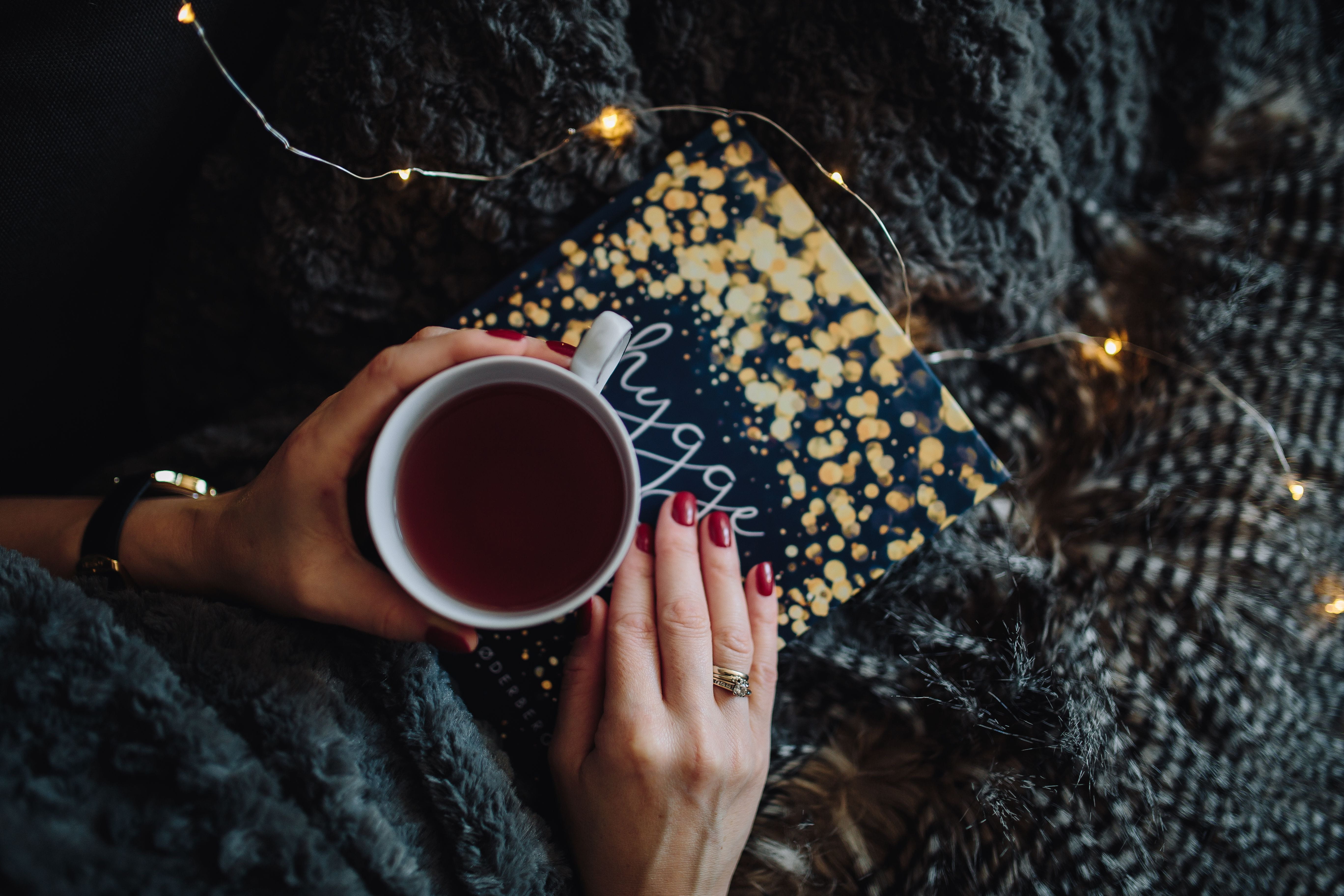 holding, lifestyles, cozy, hand, food and drink, one woman only, women, reading, femine, drink, young, coffee - Drink, adult, coffee Cup, cup, mug, coffee, HD Wallpaper