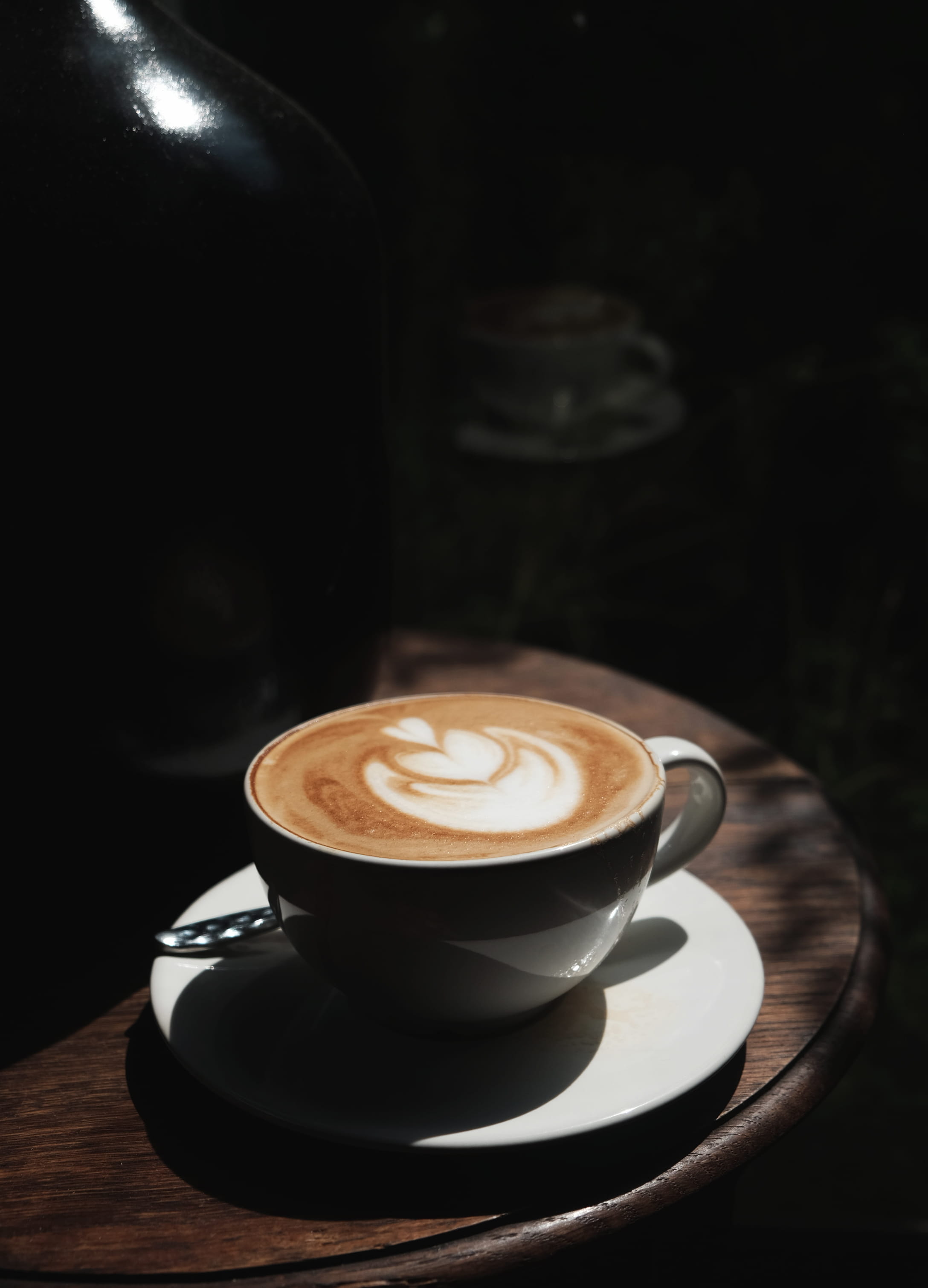 no people, mug, 2K, hot drink, saucer, food and drink, crockery, indoors, coffee cafe, black background, frothy drink, morning cup, close-up, refreshment, Phone HD Wallpaper