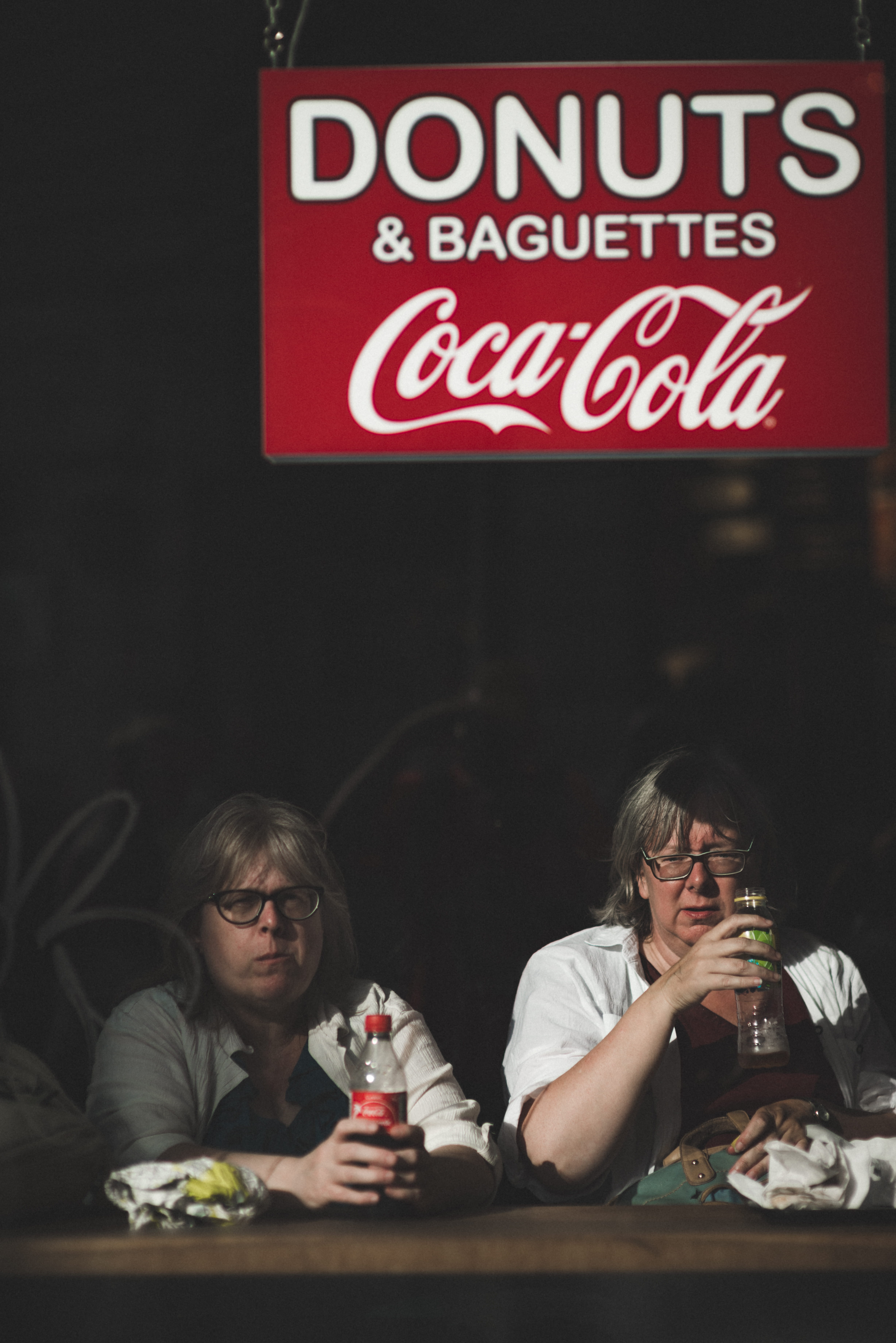london, table, refreshment, nyc, drinking, sitting, united kingdom, retro, women, communication, two people, red, drink, females, alcohol, adult, 5K, food and drink, Phone HD Wallpaper