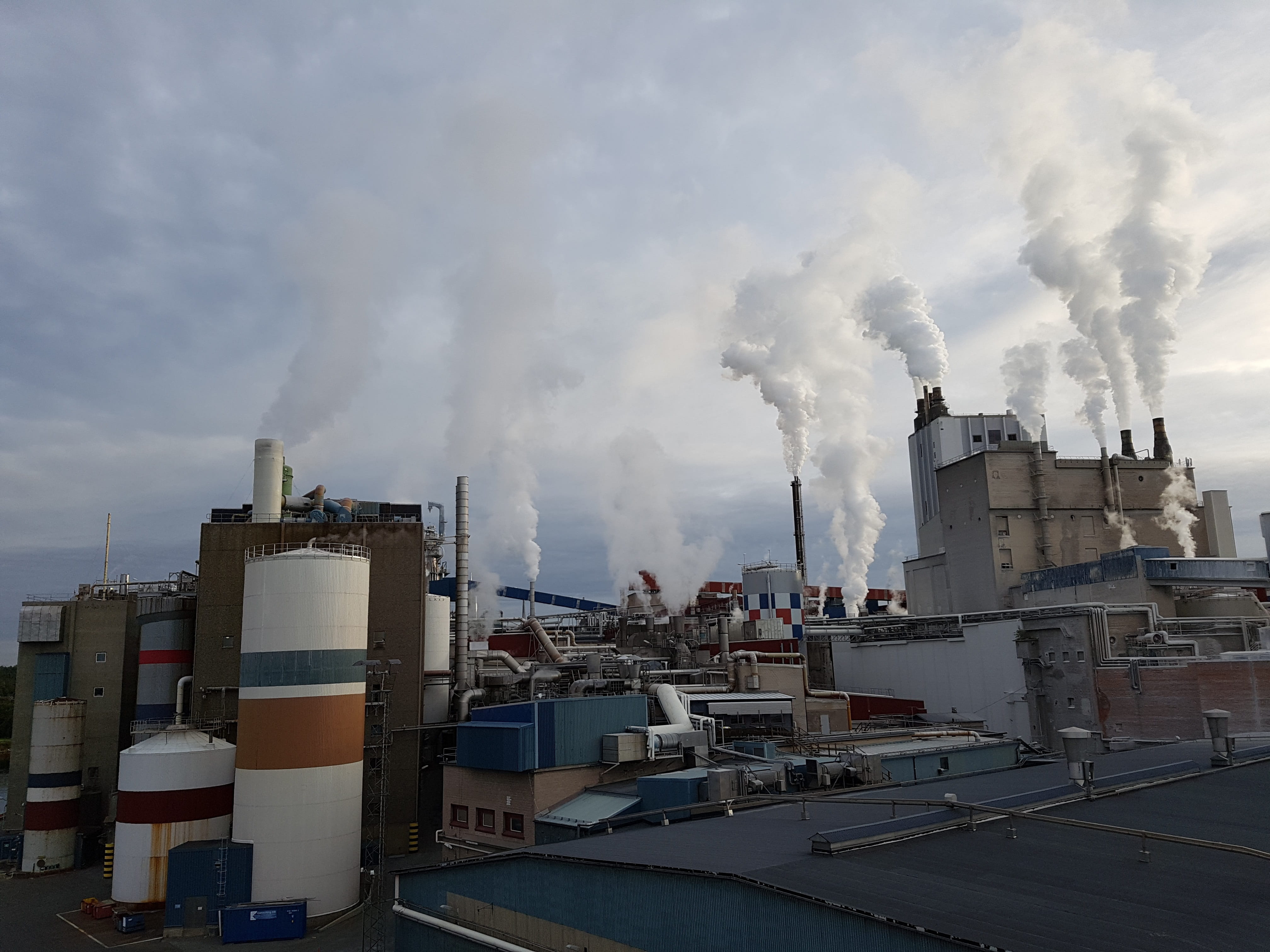 environmental issues, factory chimney, day, sky, work, building, building exterior, coming, industrial plant, chimney, Landscape, fumes, outdoors, pipes, HD Wallpaper