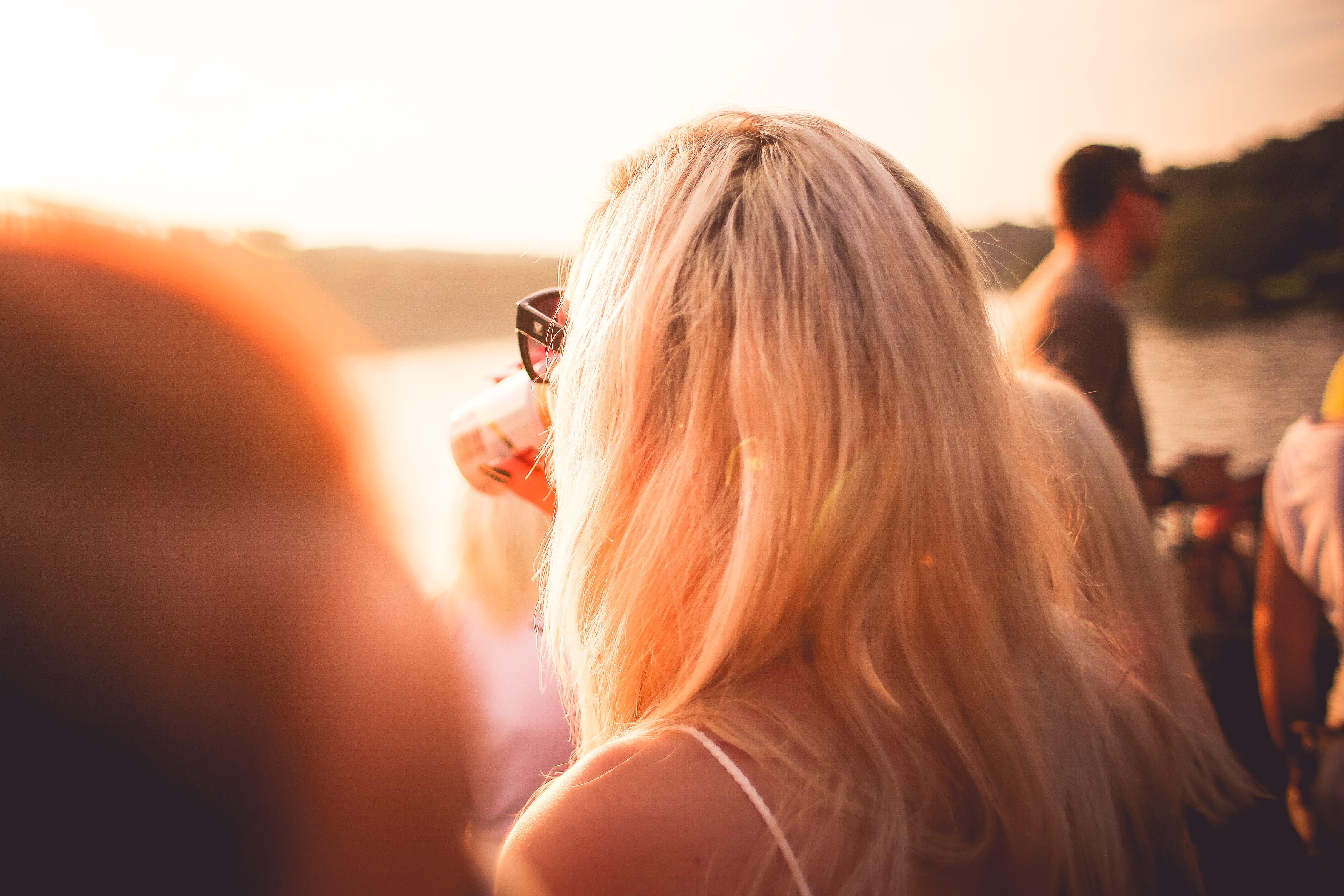 emotion, adult, rear view, men, young Adult, lake, blonde, over the shoulder view, adults only, long hair, lens flare, people, women, Girl, sunlights, friendship, HD Wallpaper