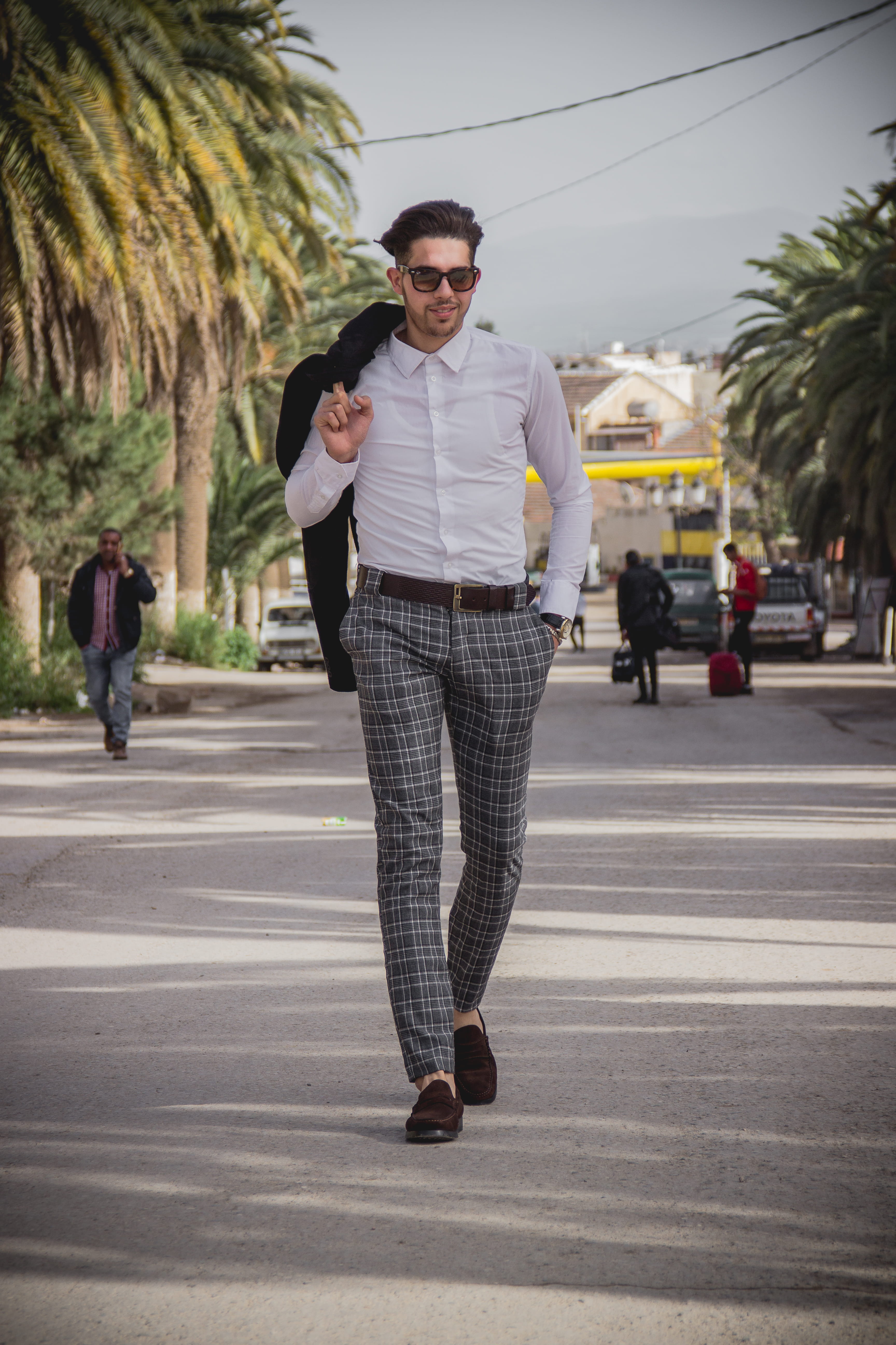incidental people, real people, street, wear, man, road, full length, young men, sunglasses, gentlman, 5K, man outfit, glasses, city, fashion, clothes, Phone HD Wallpaper
