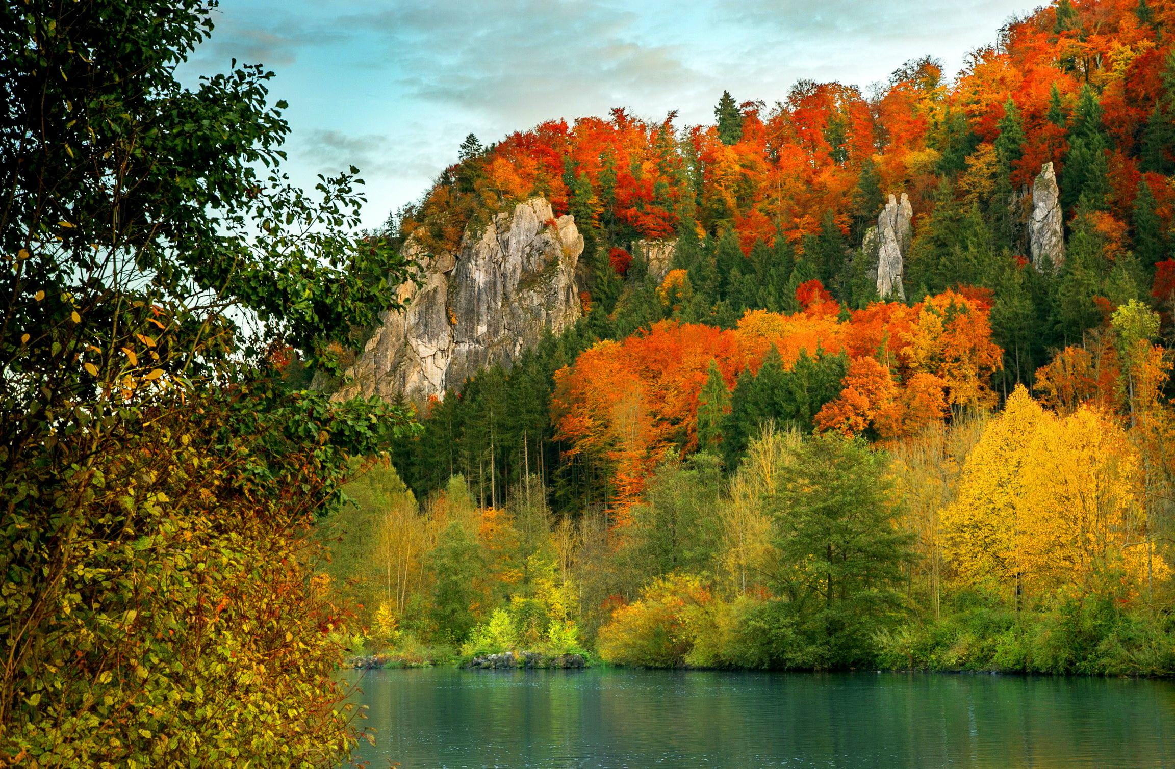 hills, colors, leaves, autumn, clouds, rocks, 1080P, beautiful, cliffs, lovely, shore, fall, nature, falling, lake, mountain, HD Wallpaper