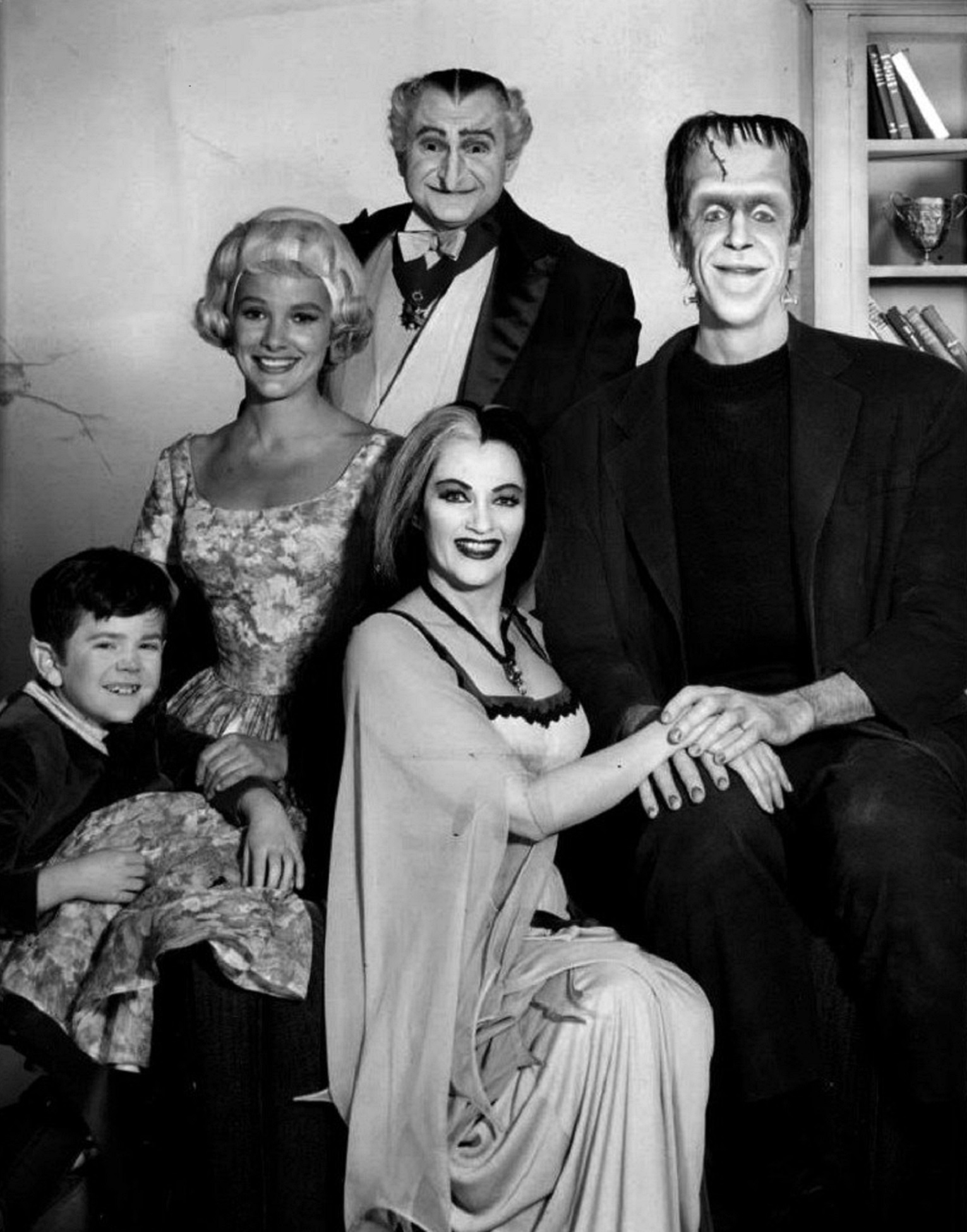 adult, television, addams, mature adult, actors, parent, mature men, beverly owen, event, yvonne de carlo, formalwear, grayscale, young adult, munsters, Phone HD Wallpaper