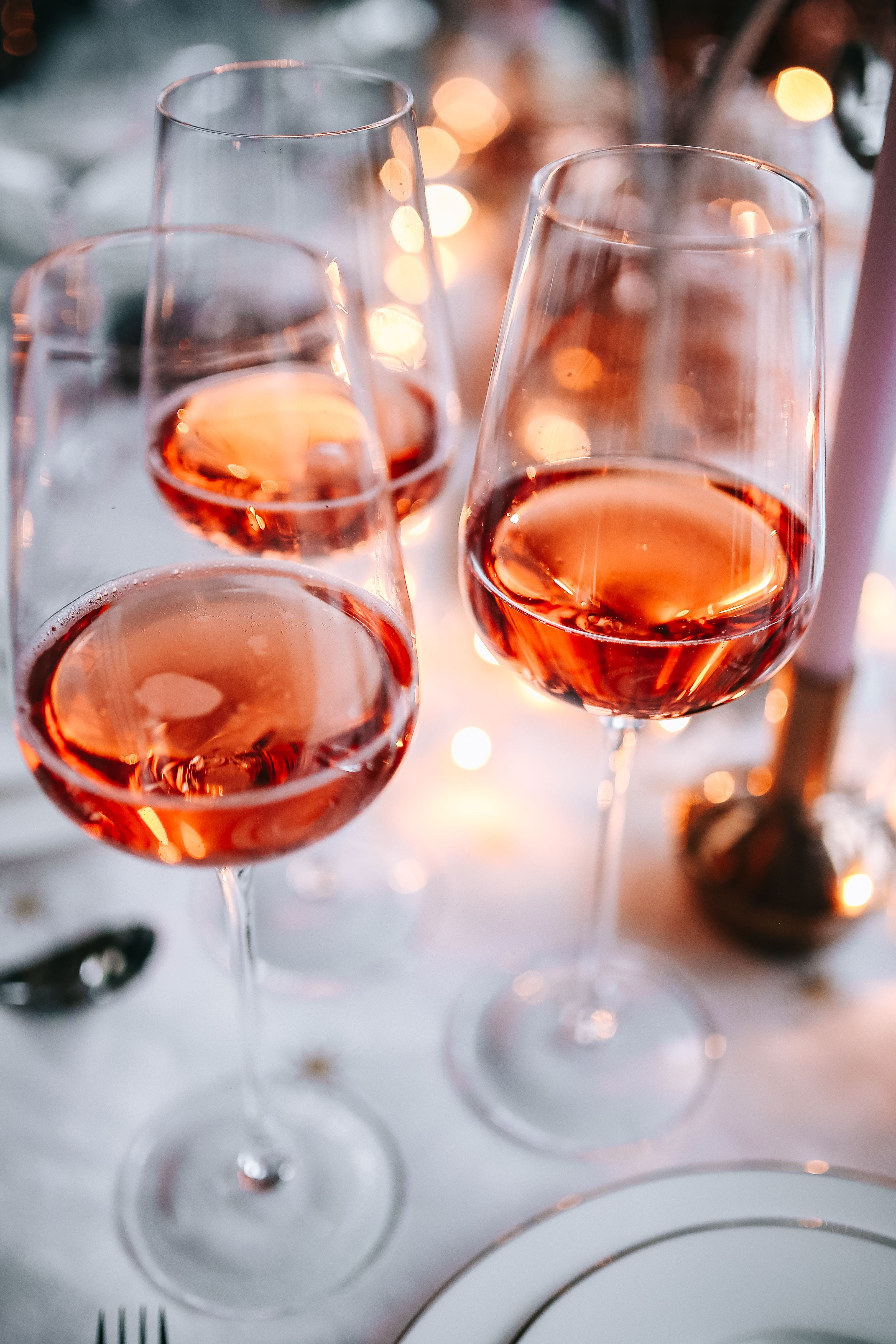 indoors, holidays, celebration, selective focus, decorations, drink, household equipment, party - Social Event, red, transparent, focus on foreground, restaurant, Phone HD Wallpaper