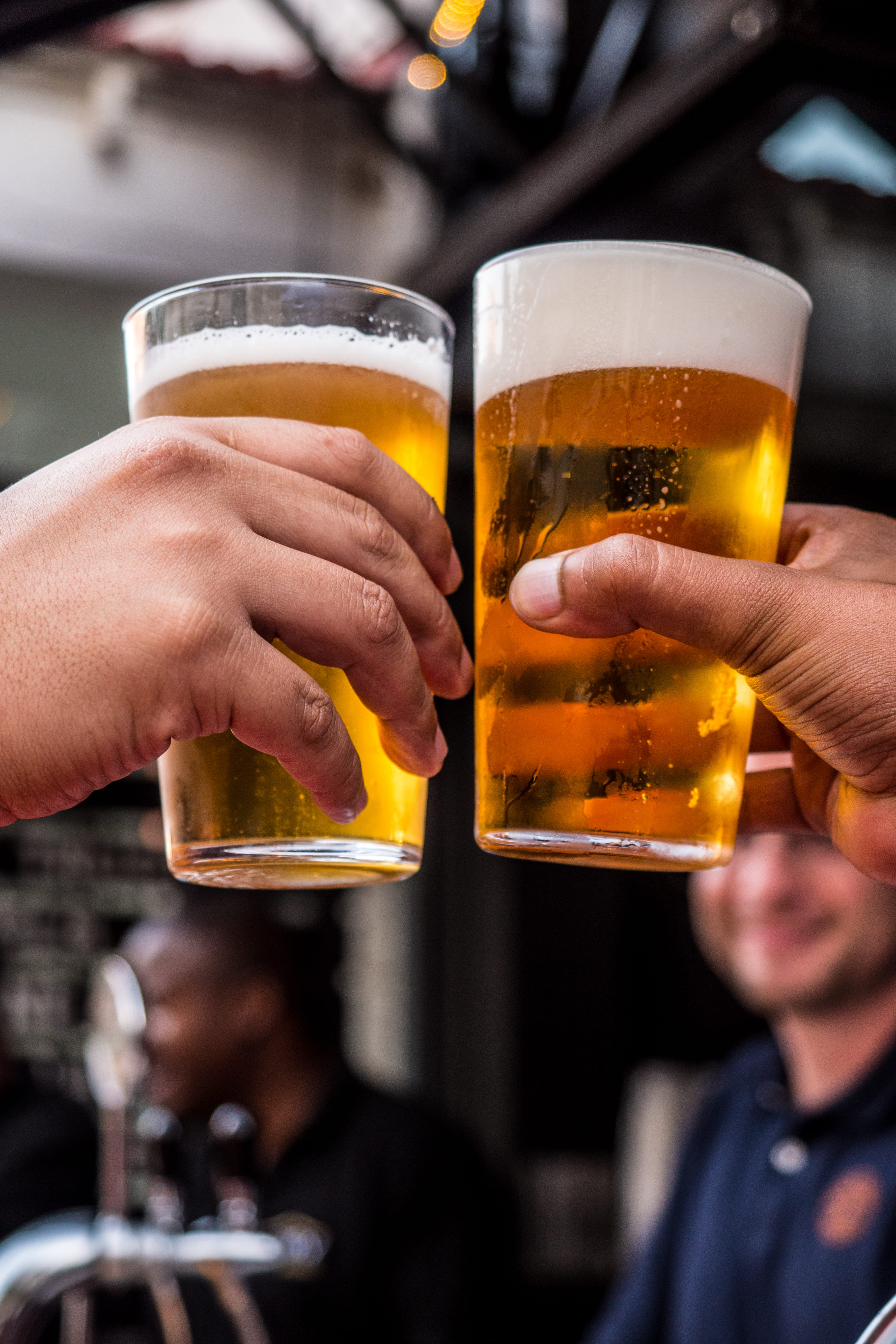 smiling, drinks, cold, beer - alcohol, 5K, blur, men, liquid, filled, adult, alcoholic beverage, party, alcohol, celebration, human hand, glasses, celebratory toast, Phone HD Wallpaper