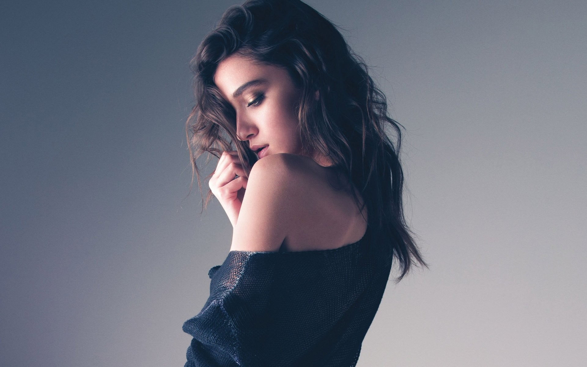 contemplation, long hair, beauty, young women, curly hair, women, adult, hair, one person, brown hair, indoors, 1080P, beautiful woman, studio shot, gray, HD Wallpaper