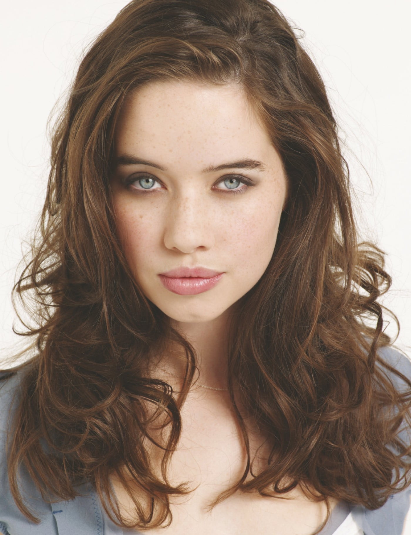 studio shot, human lips, long hair, brown hair, 720P, human face, Anna Popplewell, teenager, beauty, human body part, beautiful woman, curly hair, fashion, Phone HD Wallpaper