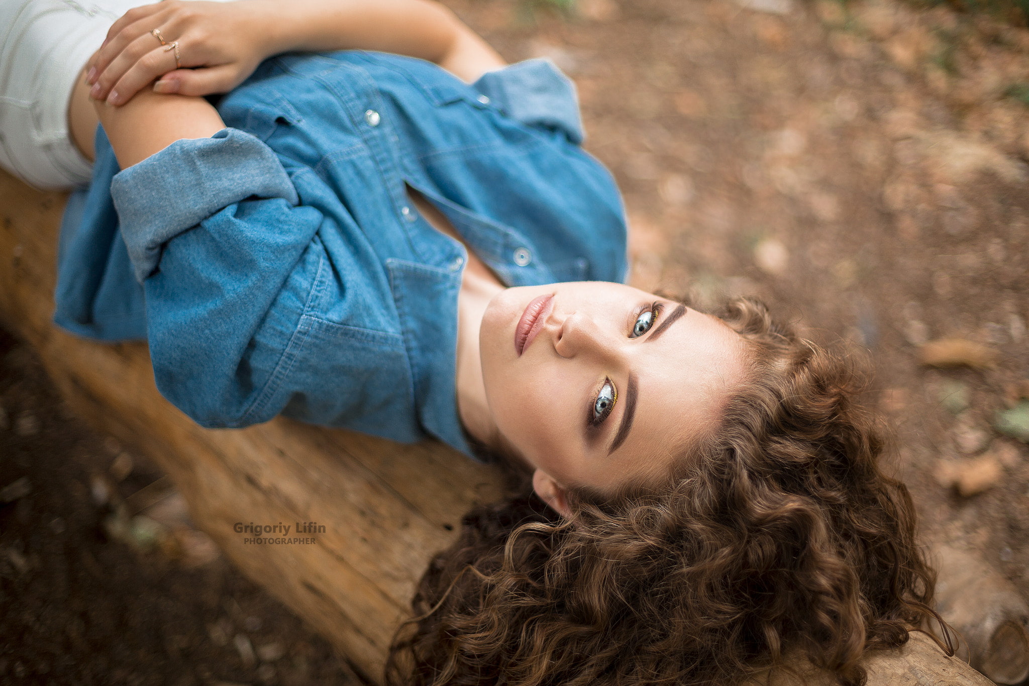 curly hair, women, jean shorts, emotion, body part, casual clothing, beautiful woman, Grigoriy Lifin, relaxation, positive emotion, hair, 1080P, childhood, HD Wallpaper