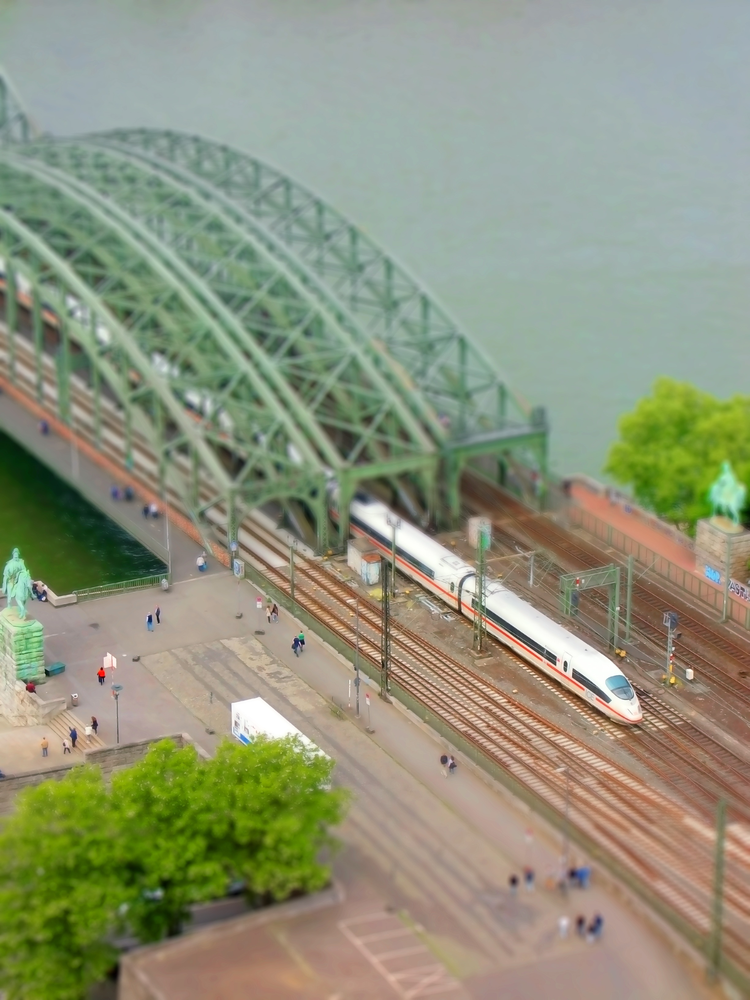 incidental people, photo effect, professional, large group of people, transportation, action, tree, miniature, train, real people, human, focus, land vehicle, Phone HD Wallpaper