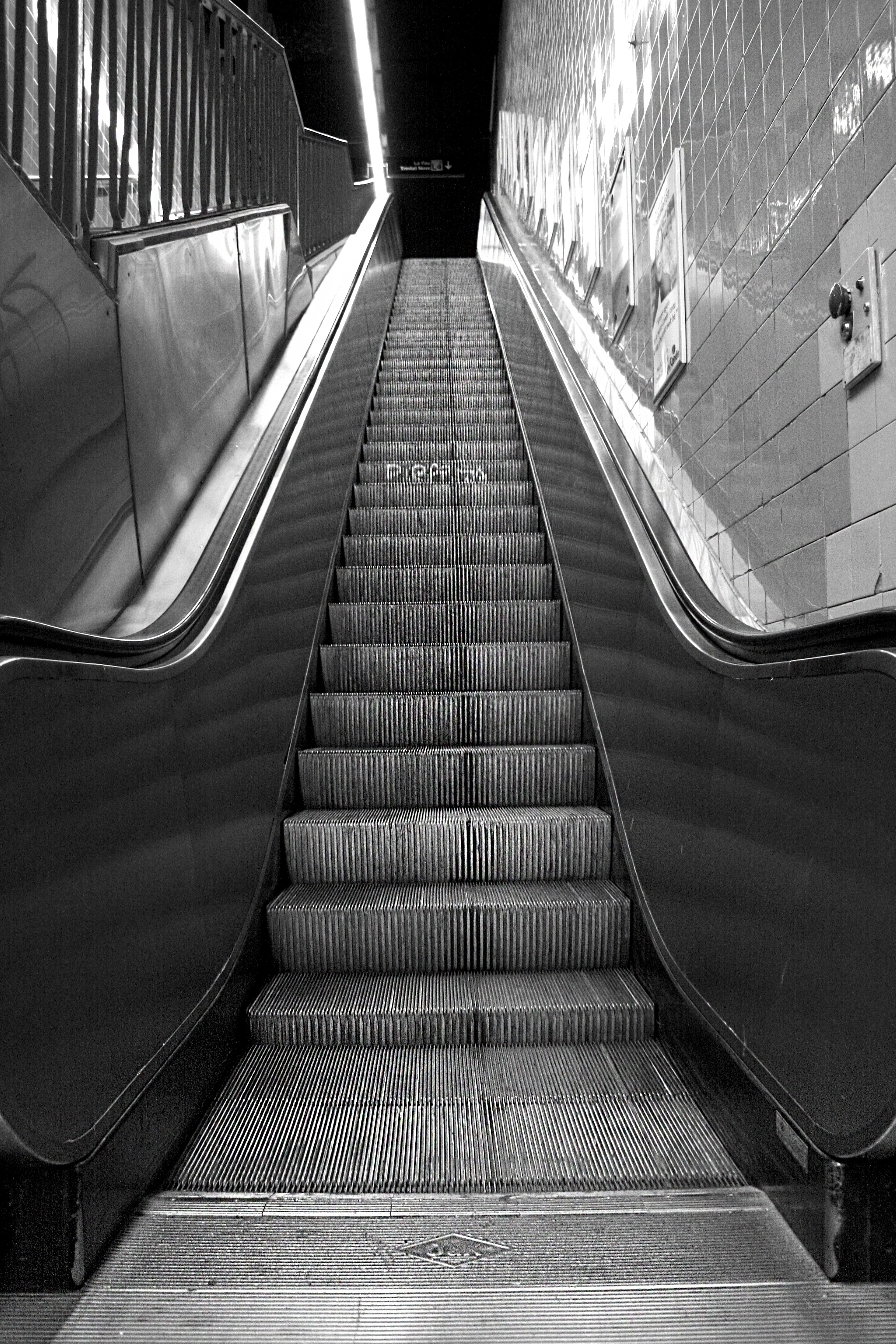 the way forward, city, staircase, diminishing perspective, public transportation, subway, modern, urban, grayscale, interior, tunnel, people, high angle view, Phone HD Wallpaper