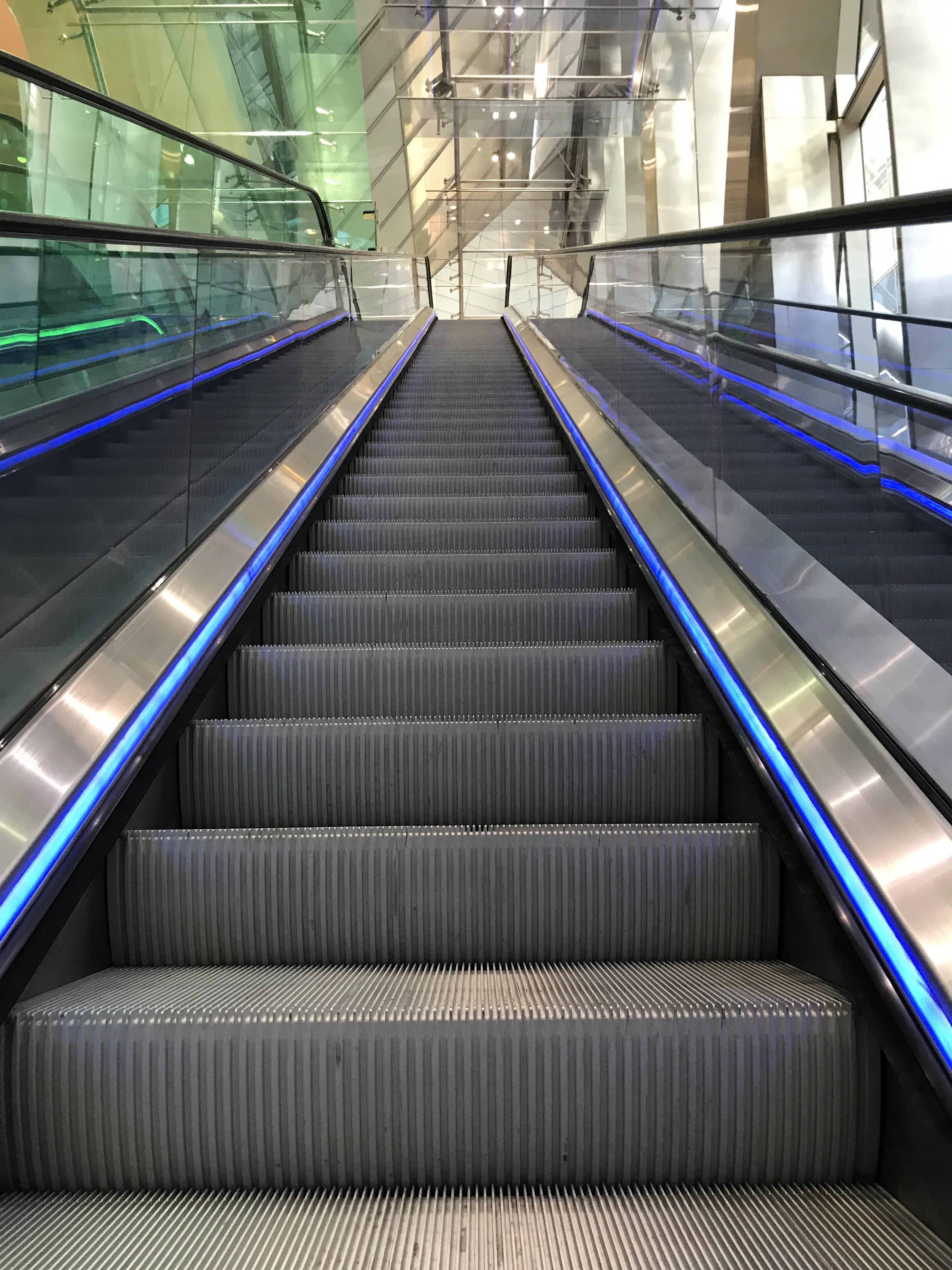 walking, staircase, convenience, no people, business, steps and staircases, station, shopping Mall, heaven, elevator, empty, direction, futuristic, Escalator, Phone HD Wallpaper