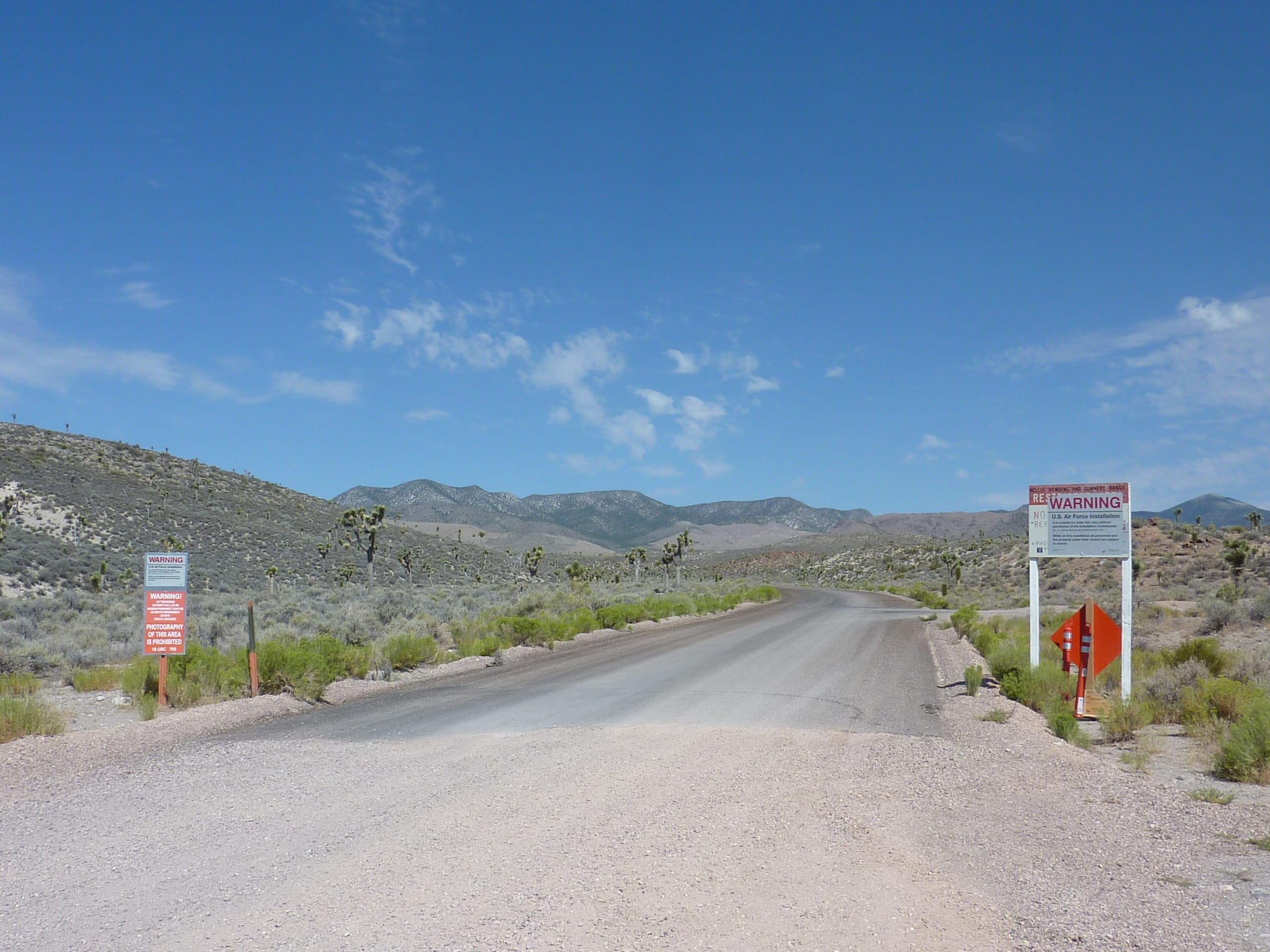 gateway, empty road, nevada, the way forward, extraterrestrial highway, direction, sky, Alien, blue, land, guarded, street sign, barriers, outdoors, communication, HD Wallpaper