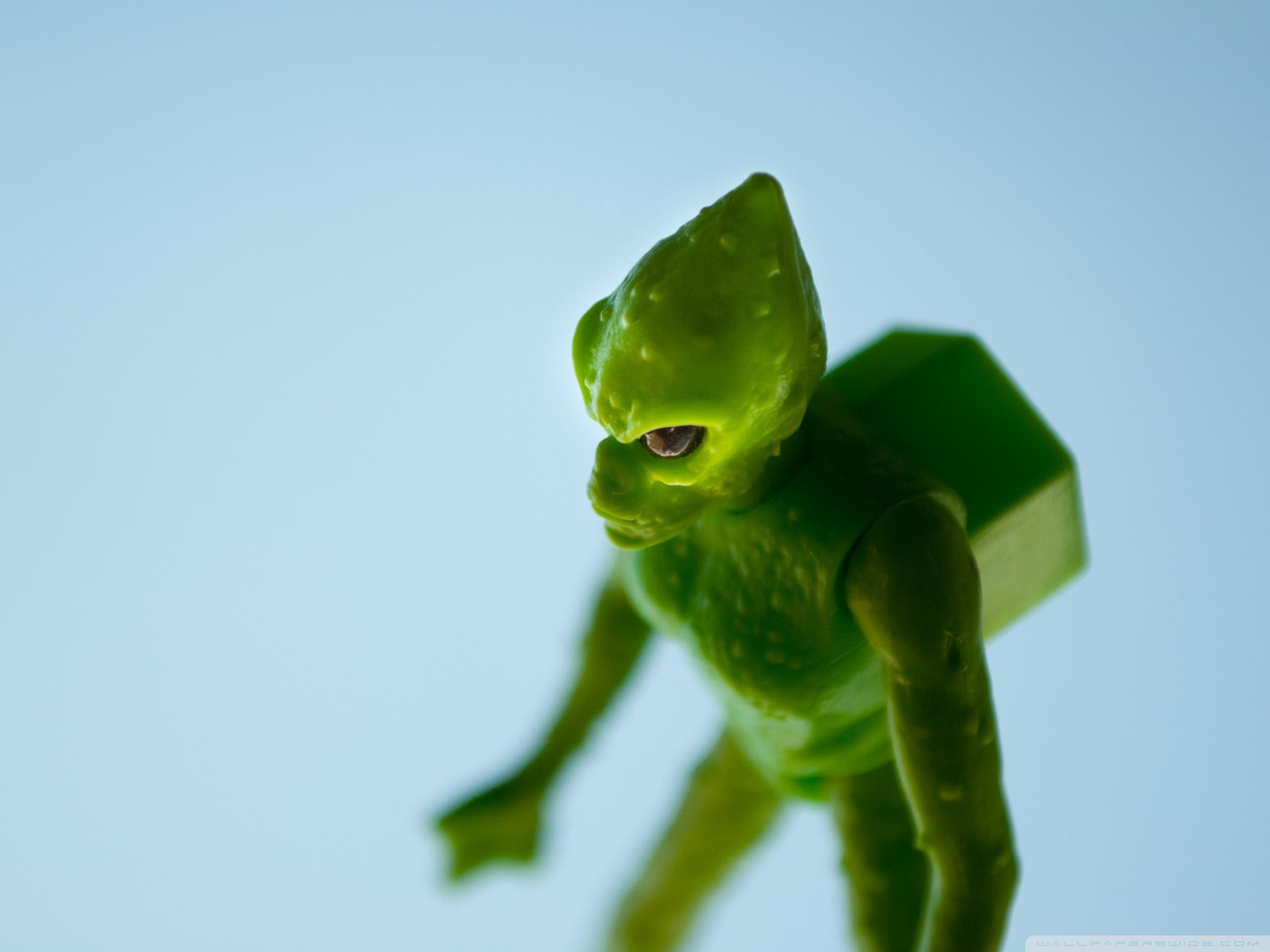 1080P, 3d and abstract, figure, macro, action, green, alien, little, miniature art, funny, help, HD Wallpaper
