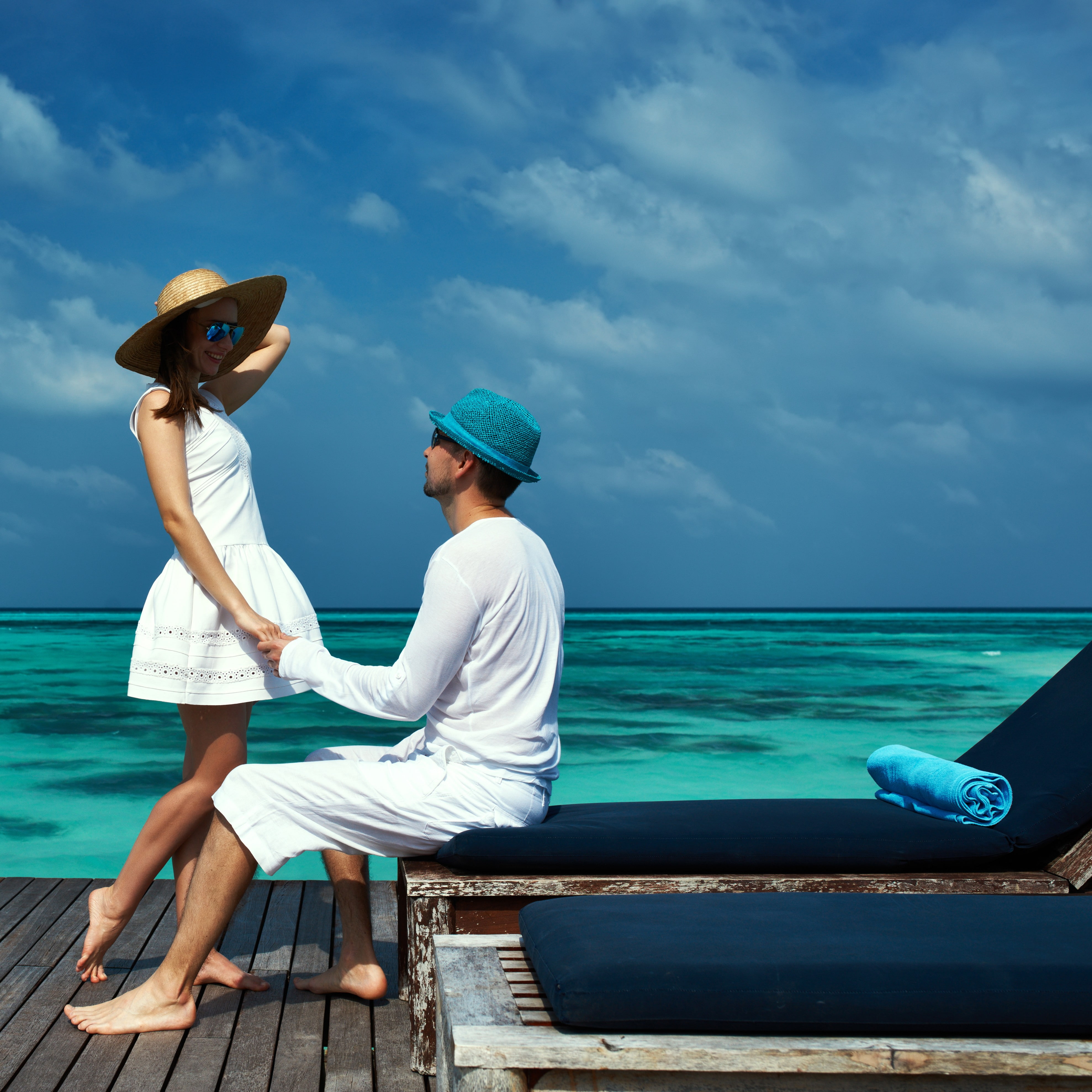 full length, two people, sitting, lifestyles, scenics - nature, nature, hat, real people, leisure activity, adult, outdoors, women, 4K, sky, couple - relationship, Phone HD Wallpaper