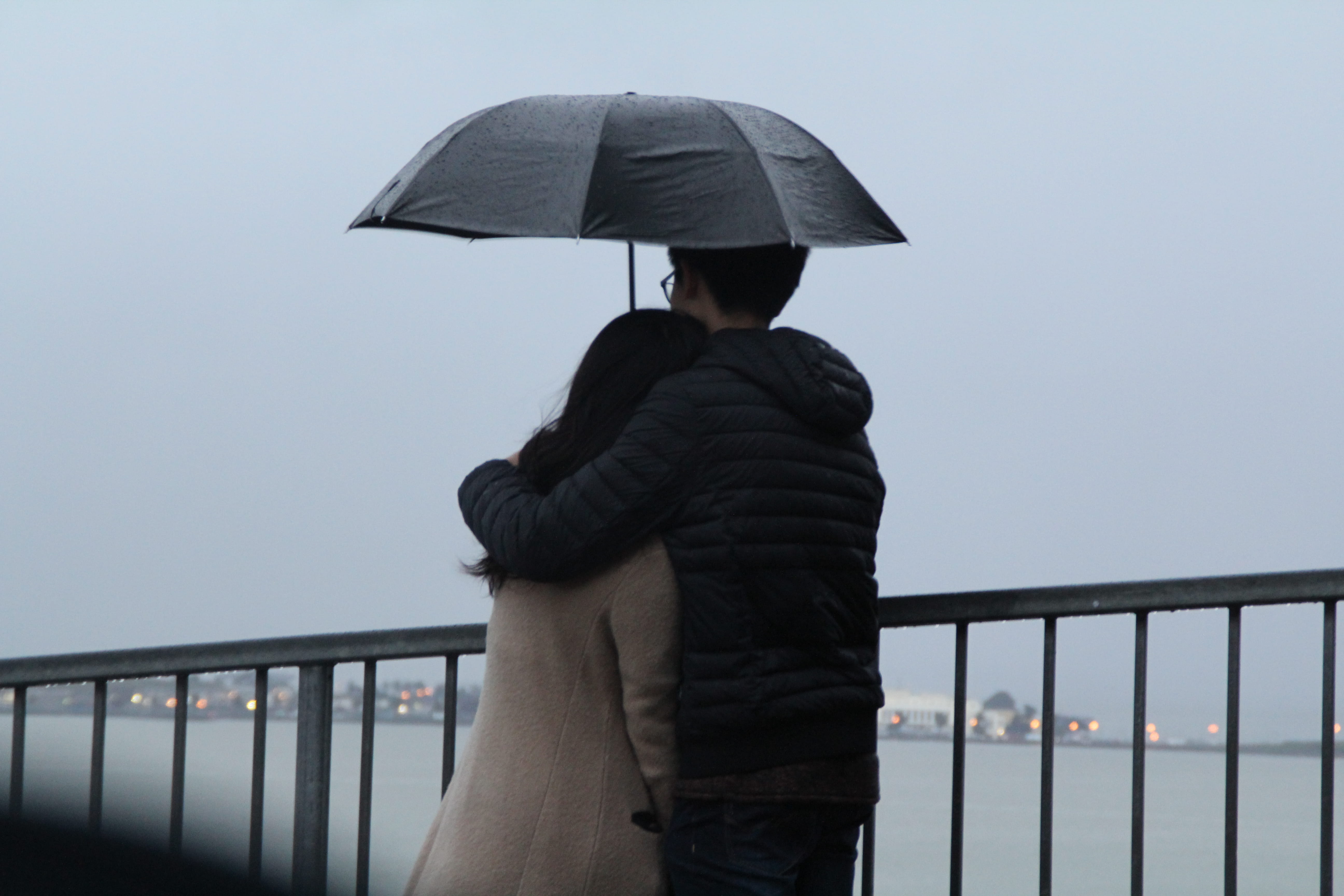 bay bridge, young love, warm clothing, lifestyles, security, women, three quarter length, protection, wet, storm, rainy day, young couple, rainy season, HD Wallpaper