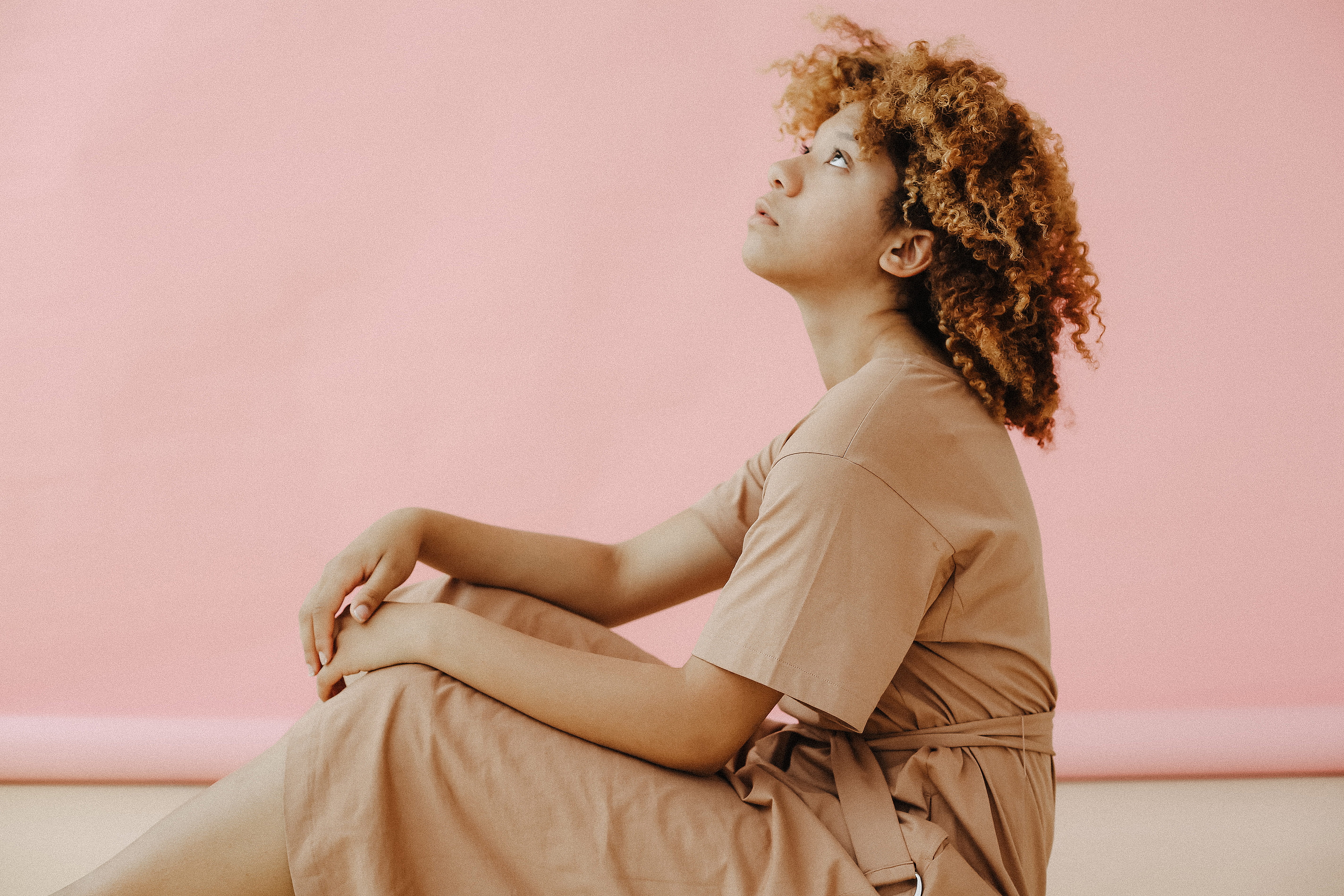 looking away, contemplation, adult, hair, one person, sitting, hairstyle, women, dress, floor, wall - building feature, three quarter length, looking up, HD Wallpaper