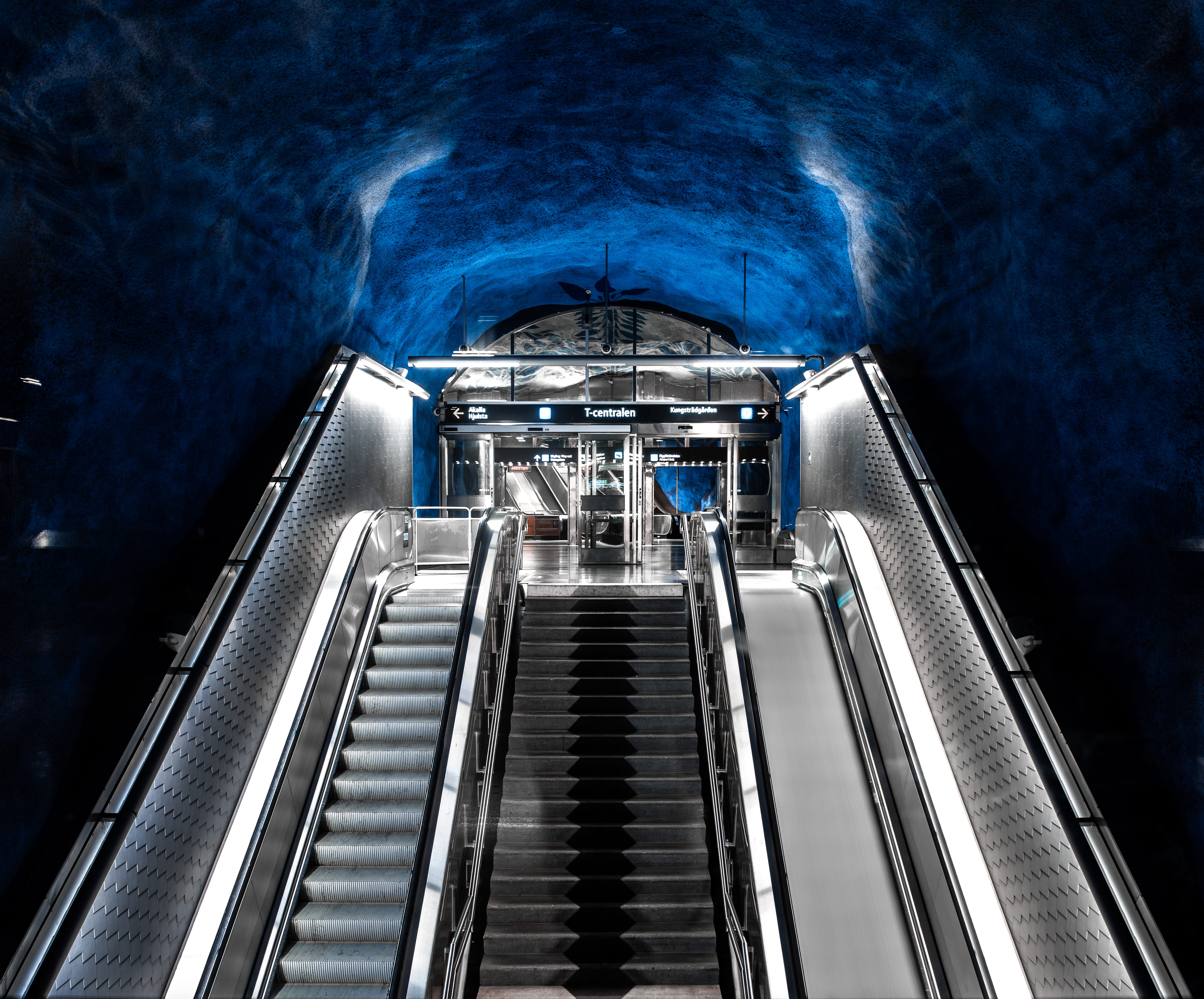 blue, tunnel, corridor, 4K, chrome, terminal, banister, no people, modern, escalator, steps and staircases, silver colored, monitor, lighting, staircase, HD Wallpaper