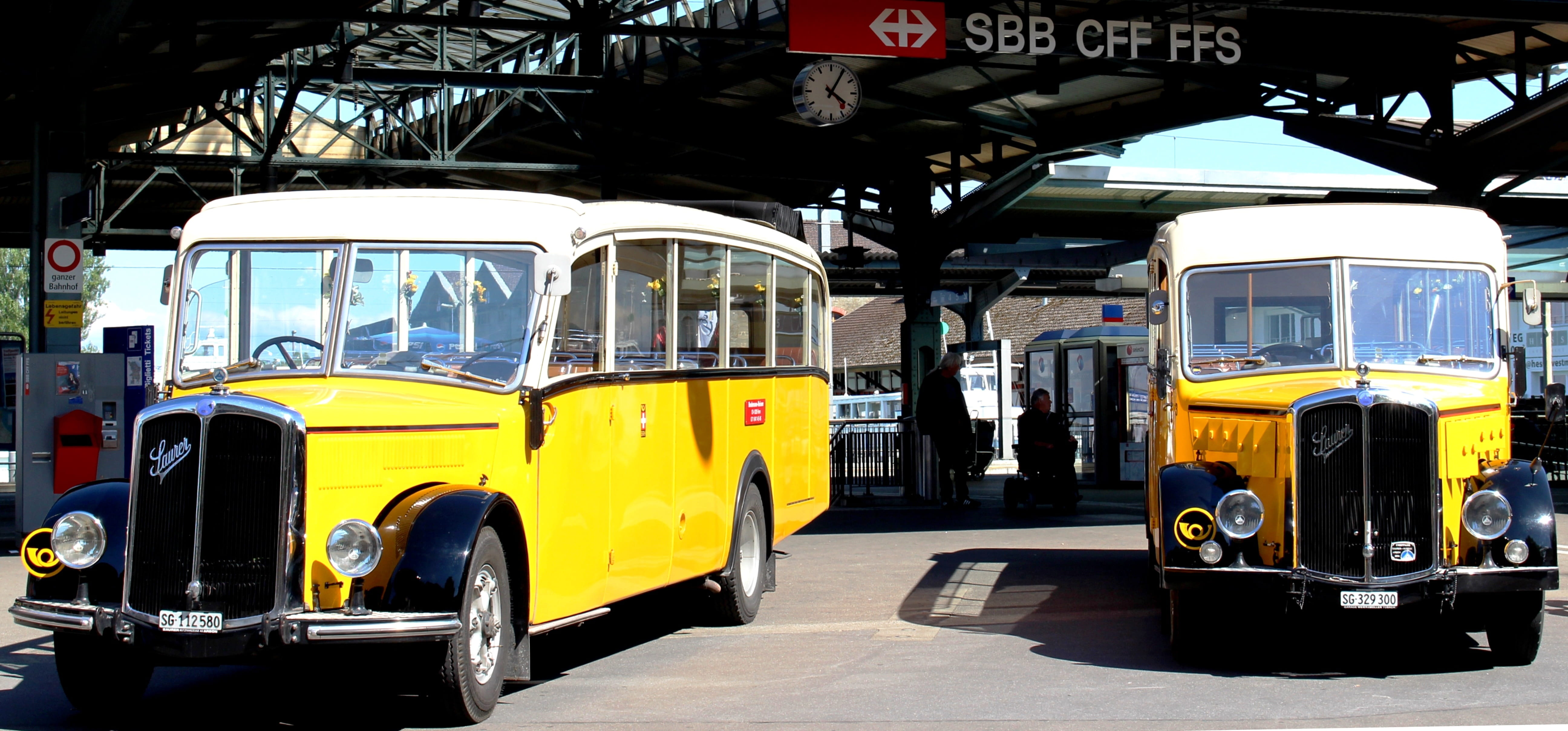 Post, railway station, architecture, mode of transport, yellow, Acid, Oldtimer, street, Bus, school bus, incidental people, sunlight, glass - material, HD Wallpaper