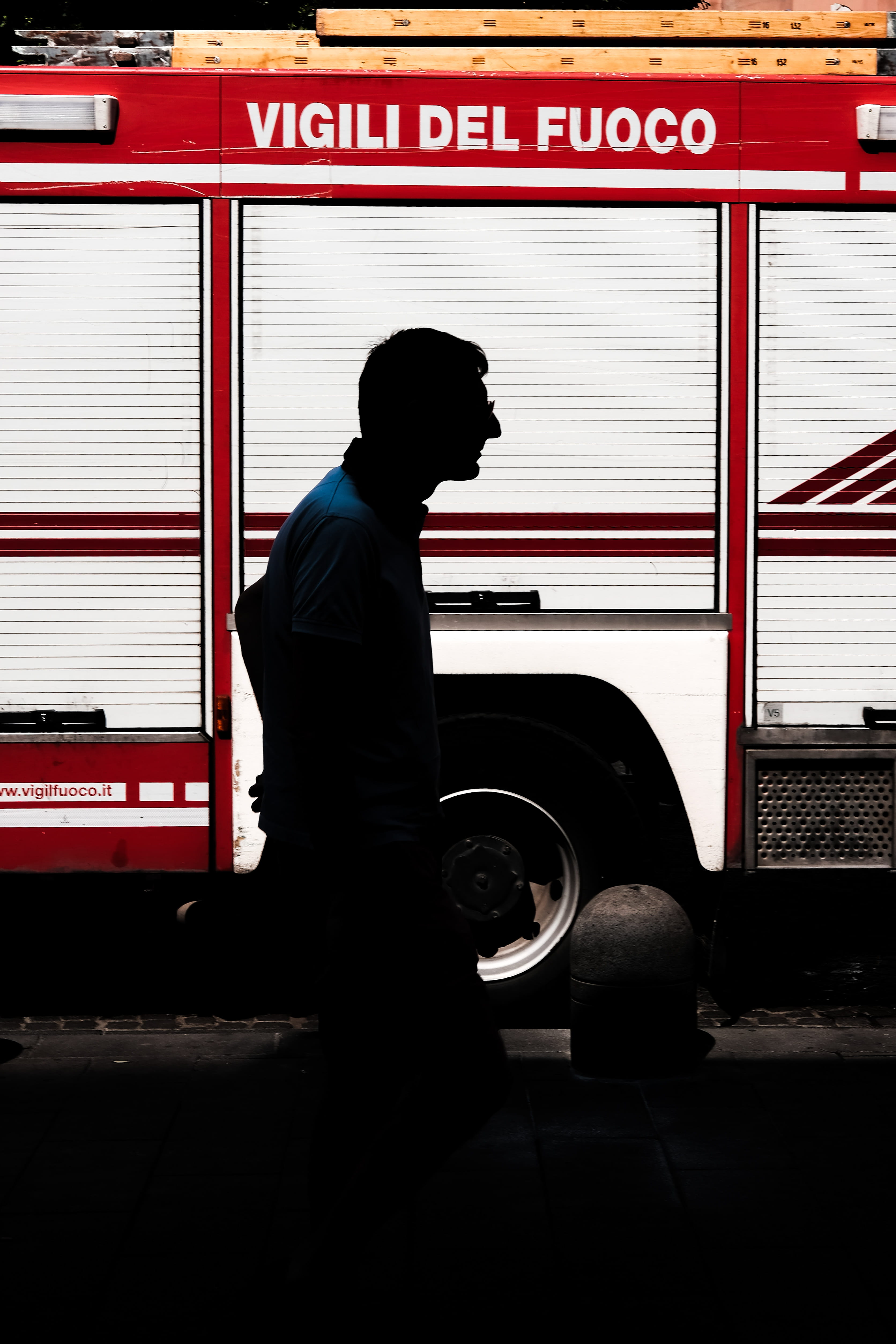 ambulance, side view, human, van, transportation, leisure activity, bus, terminal, red, mode of transportation, photo, men, business, silhouette, outdoors, Phone HD Wallpaper