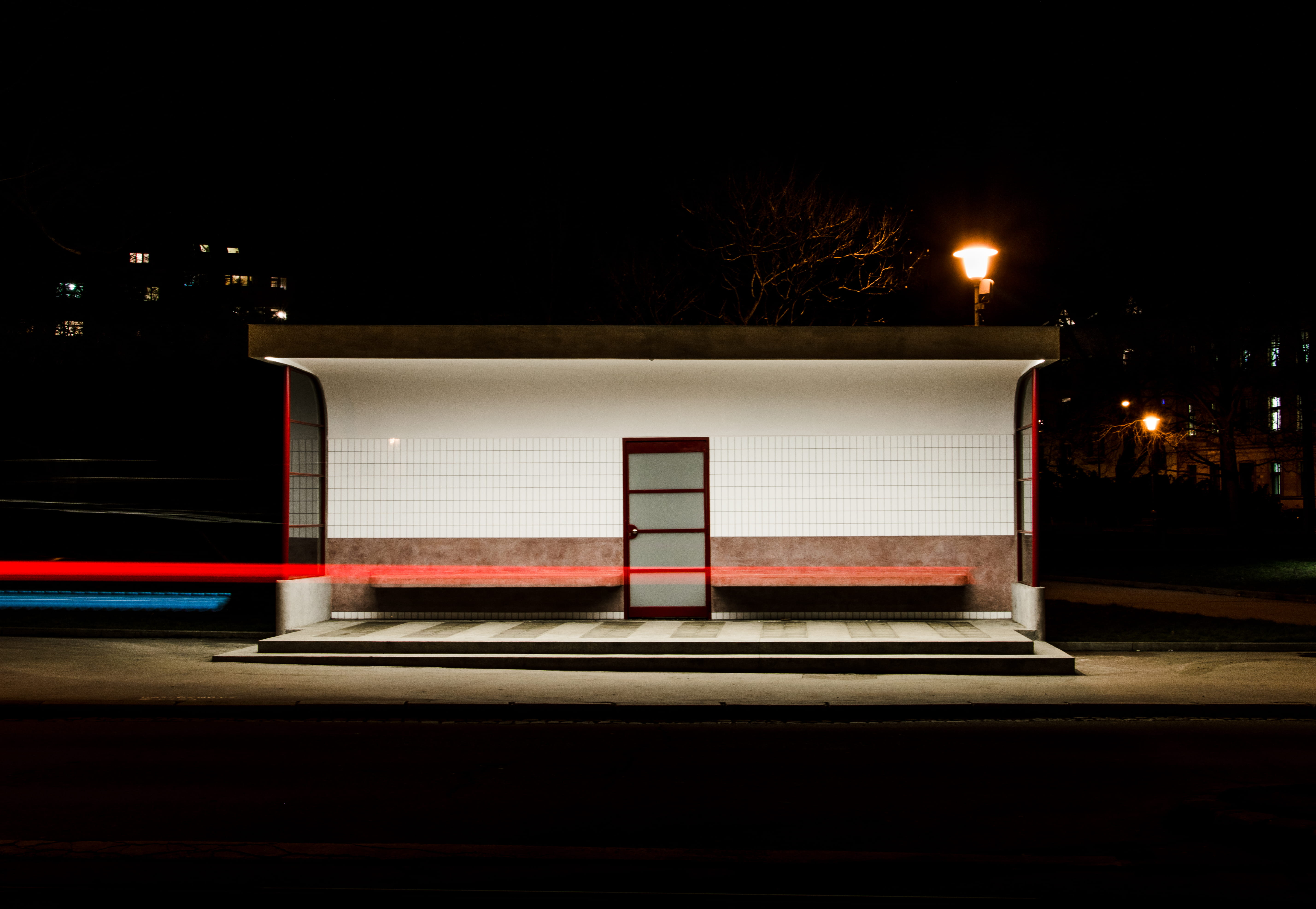 bench, blurred motion, shed, speed, 5K, built structure, bus station, obilní trh, urban, bus stop, lighting equipment, solitude, door, long exposure, architecture, HD Wallpaper