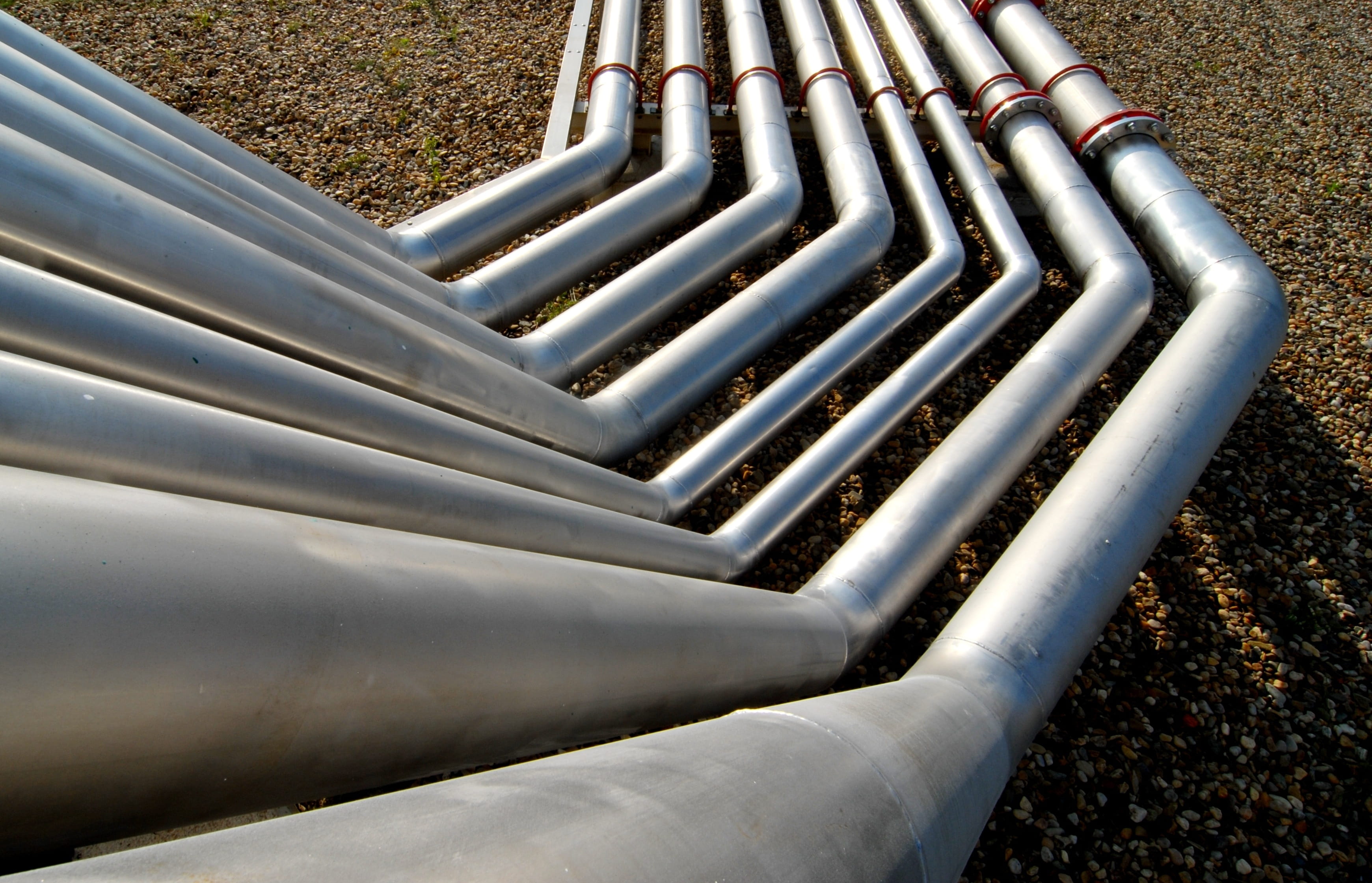 in a row, pipes, no people, Industry, ground, 2K, pattern, pipe - tube, nature, day, shiny, high angle view, alloy, outdoors, Steel, water pipe, pipeline, HD Wallpaper