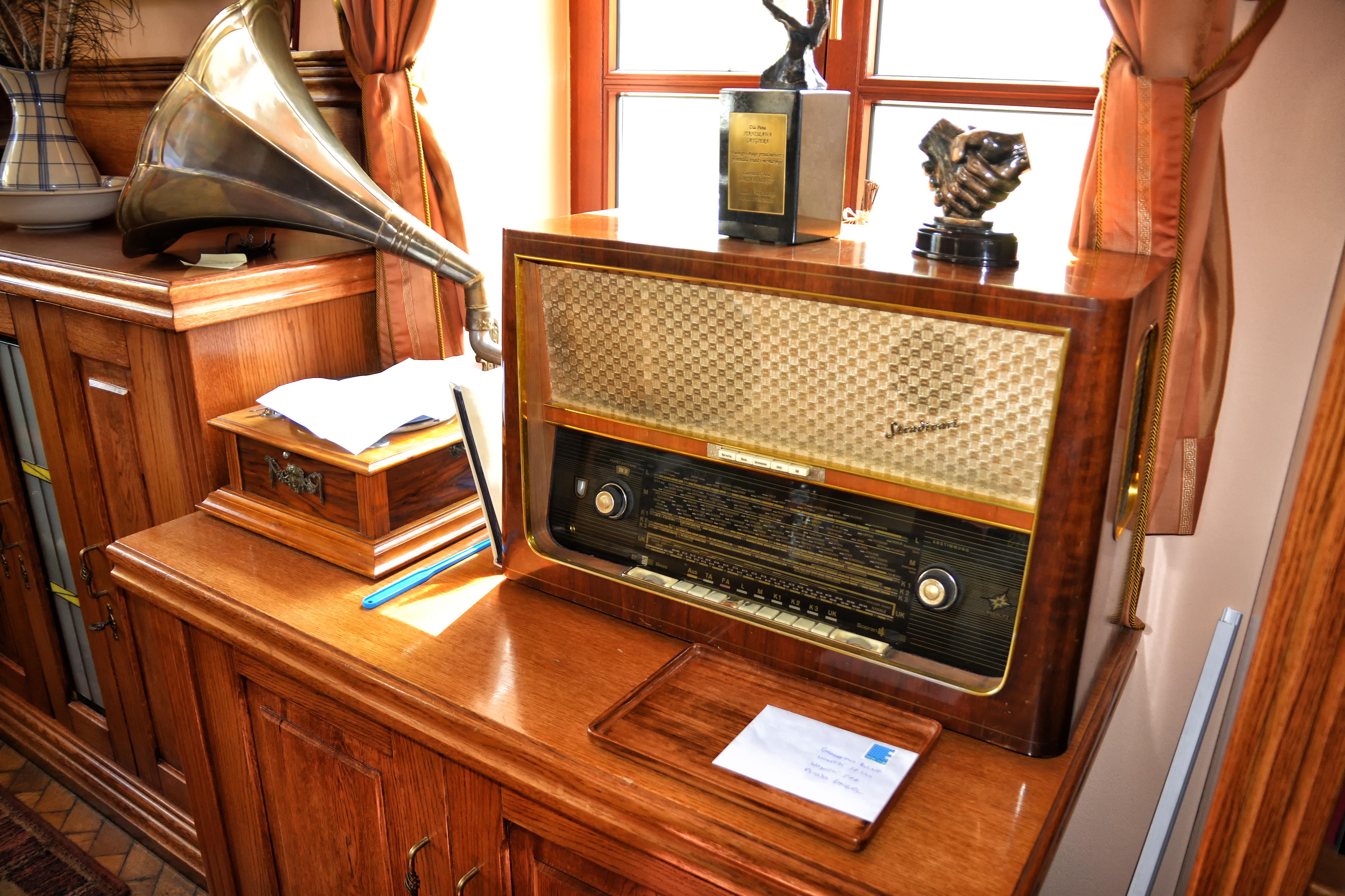 architecture, high angle view, indoors, retro styled, table, turntable, brown, furniture, old, vintage, record, drawer, technology, fm, reception, antique, HD Wallpaper