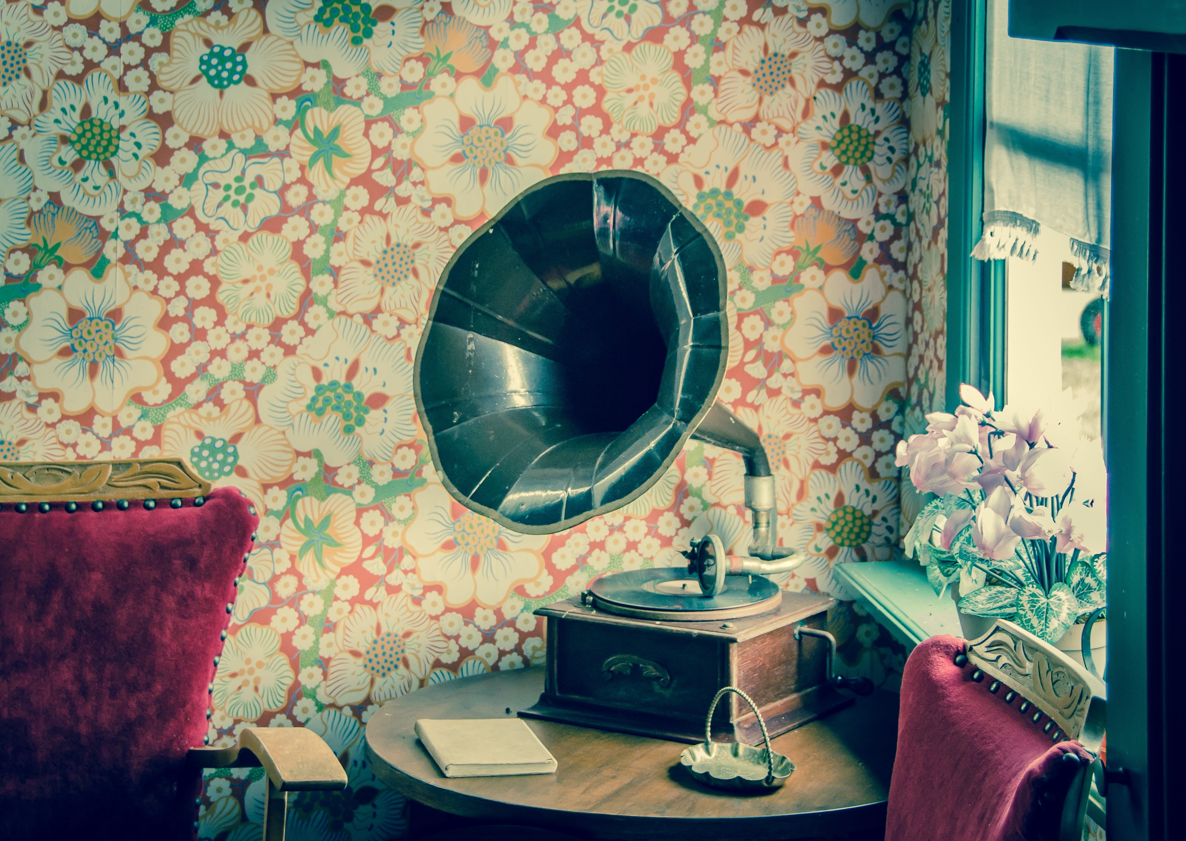 antique, retro, electric lamp, table, gramophone, no people, player, vintage, old, black, mirror, domestic room, equipment, chair, pattern, seat, 2K, retro styled, HD Wallpaper