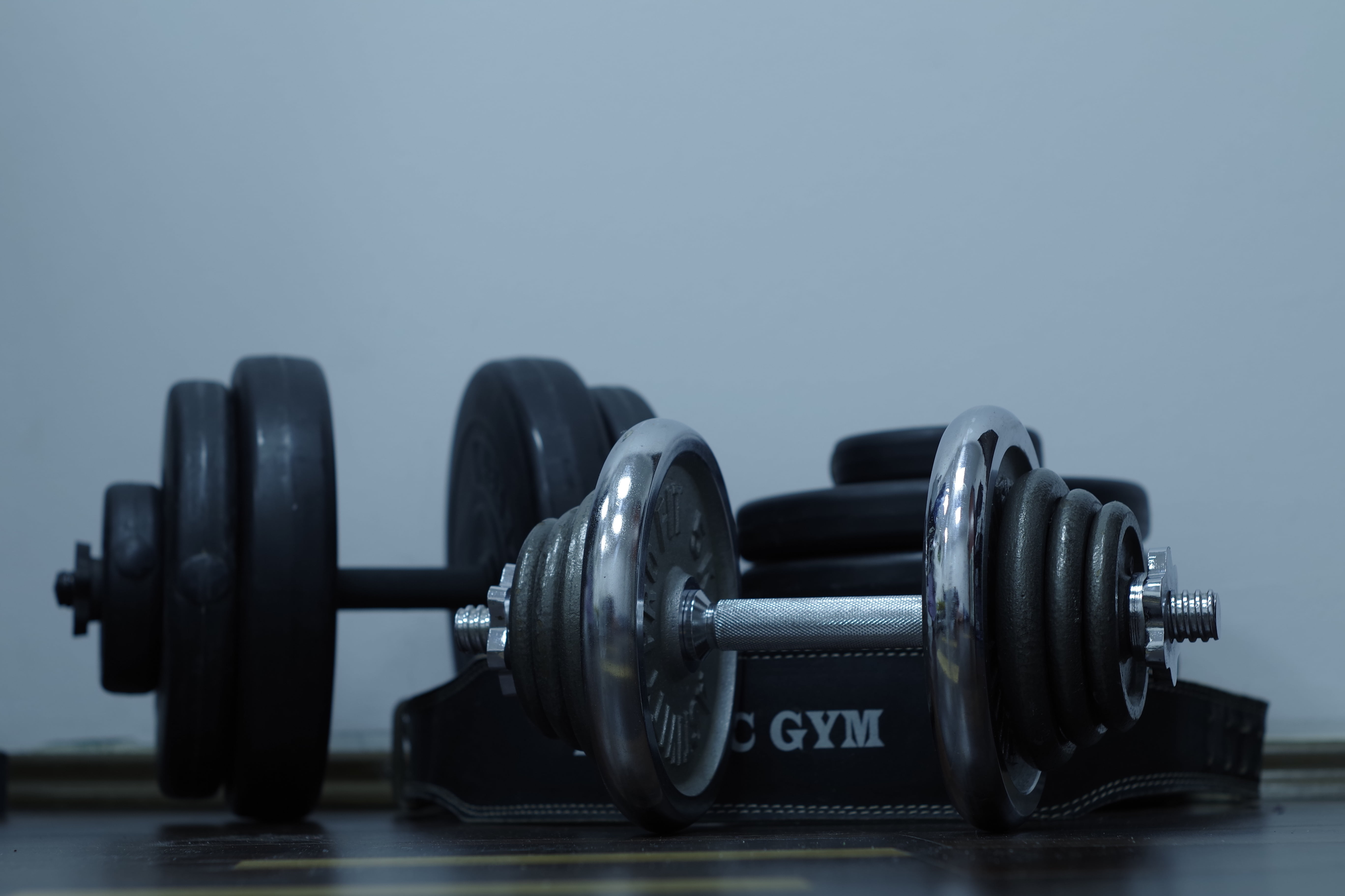 relaxation Exercise, disks, dumbbell, still life, strength, indoors, 5K, studio shot, two, exercise equipment, sports equipment, weight Training, dumbbells, HD Wallpaper