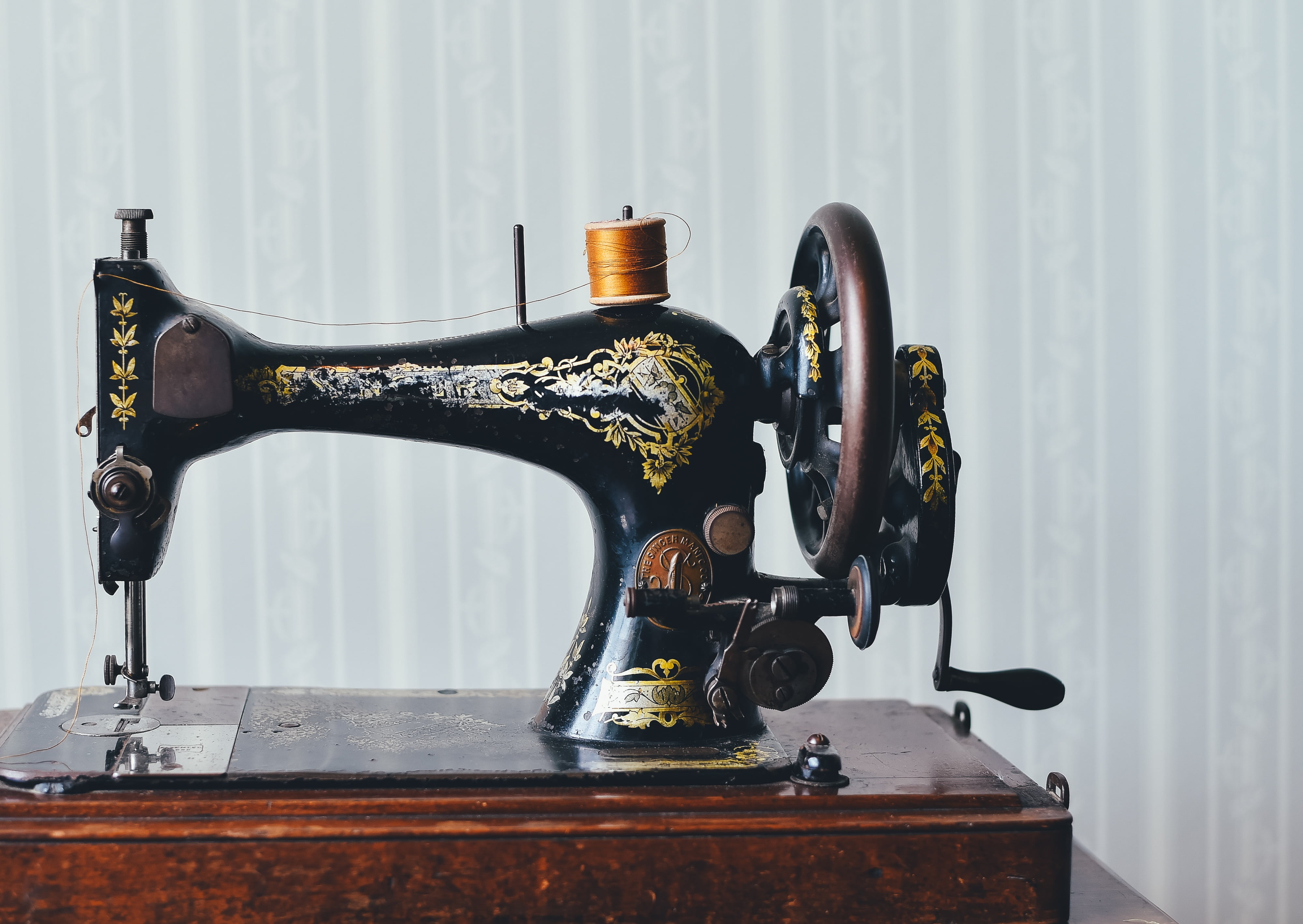 old-fashioned, wall - building feature, close-up, antique, treadle, machinery, metal, home, spool, machine, top, vintage, still life, sewing machine, gramophone, HD Wallpaper