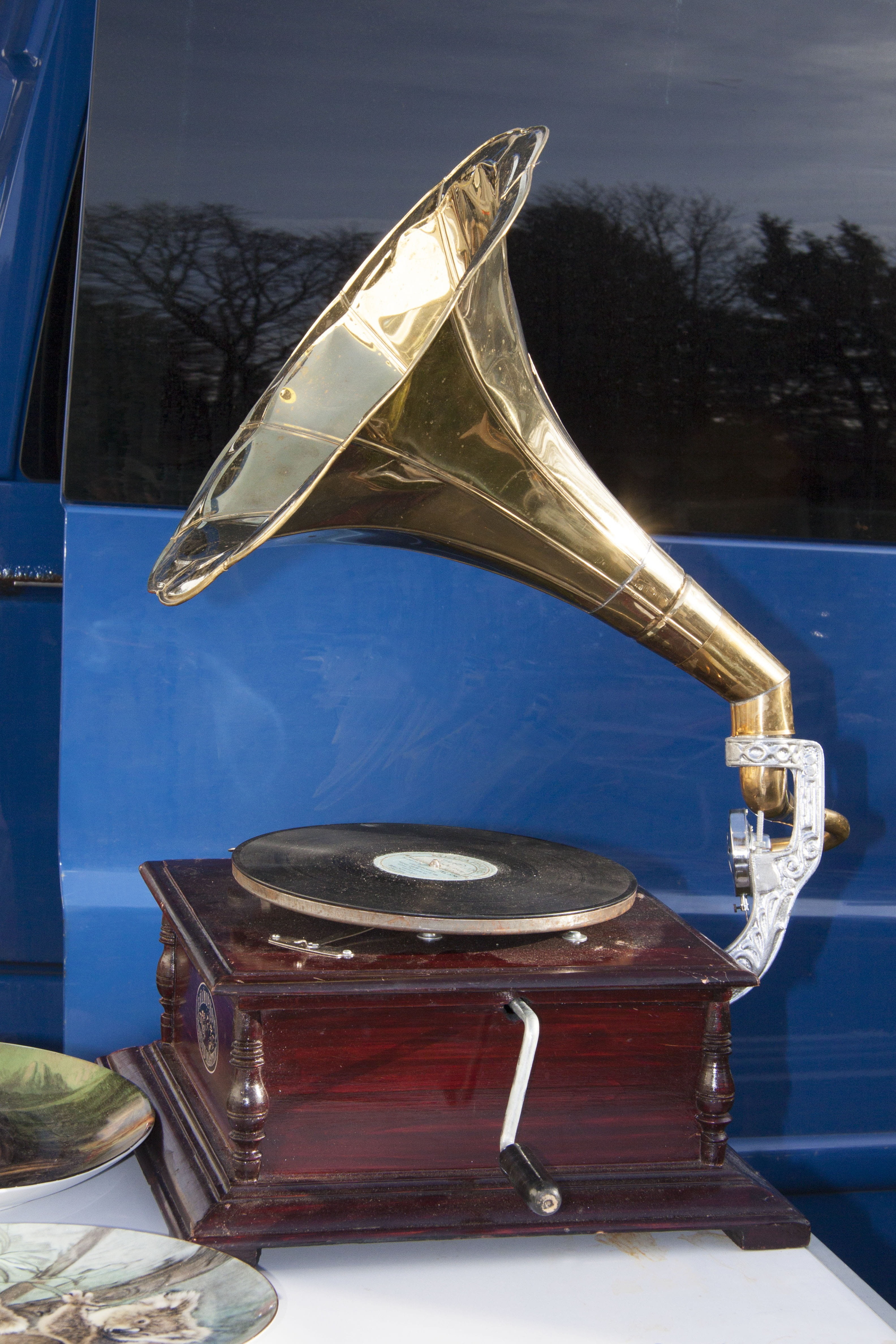 nature, gold colored, blue, history, old, junk, brown, car, playback of sound, used, Device, sky, Playback, reflection, architecture, musical equipment, Phone HD Wallpaper