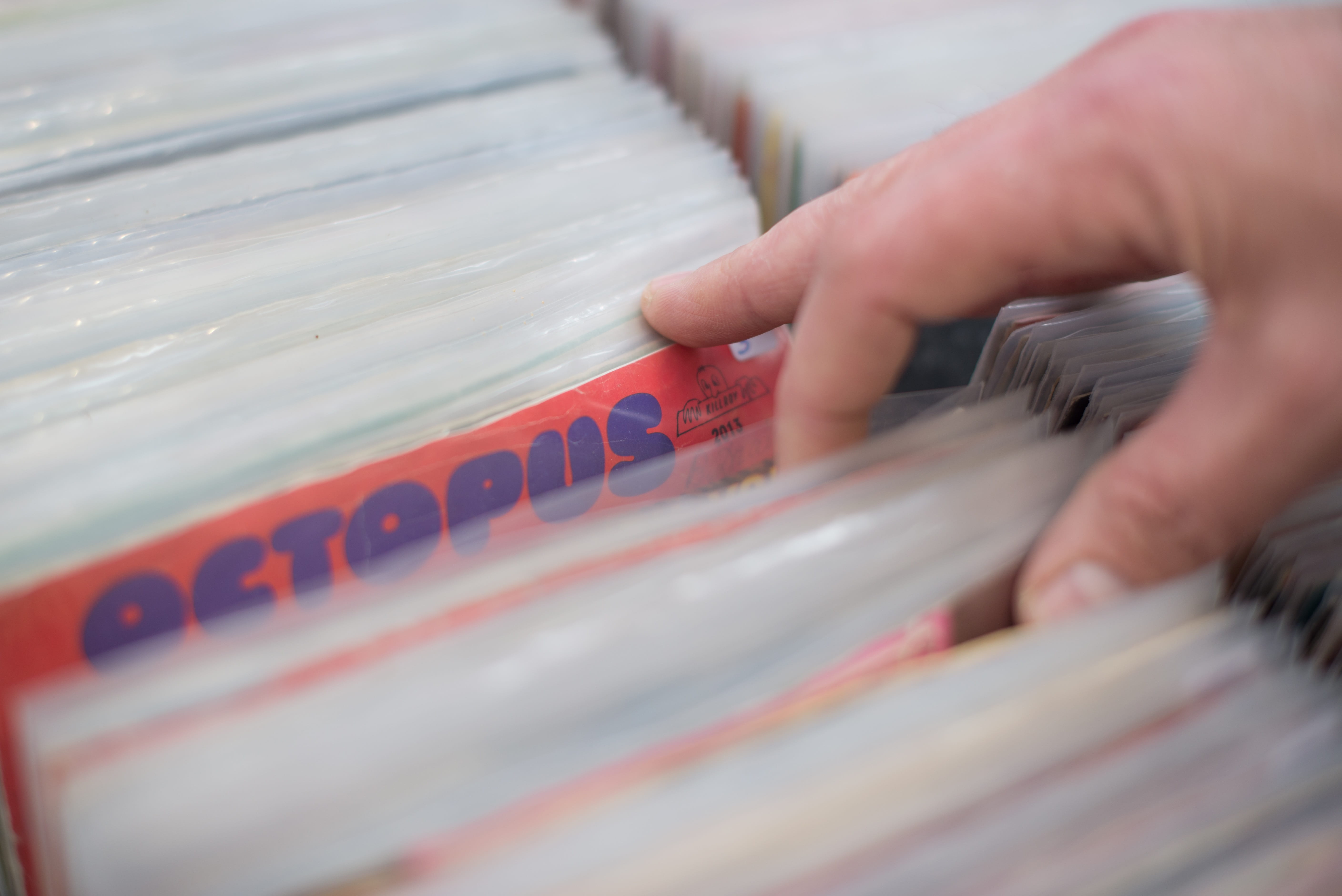 selective focus, turntable, vinyl, box, text, retro, human finger, equipment, music, 5K, plastic, finger, vintage, human hand, in a row, records, hand, HD Wallpaper