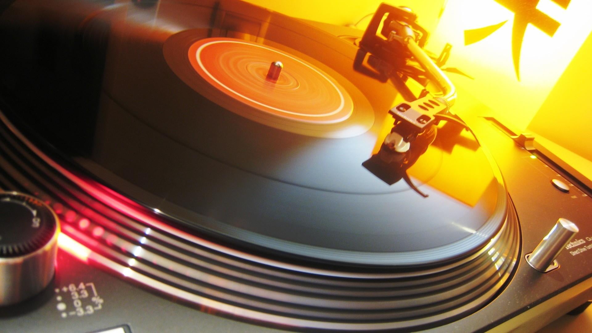 gramophone, 1080P, dj, technology, nightlife, retro styled, motion, high angle view, record, audio equipment, music, speed, blurred motion, lens flare, HD Wallpaper