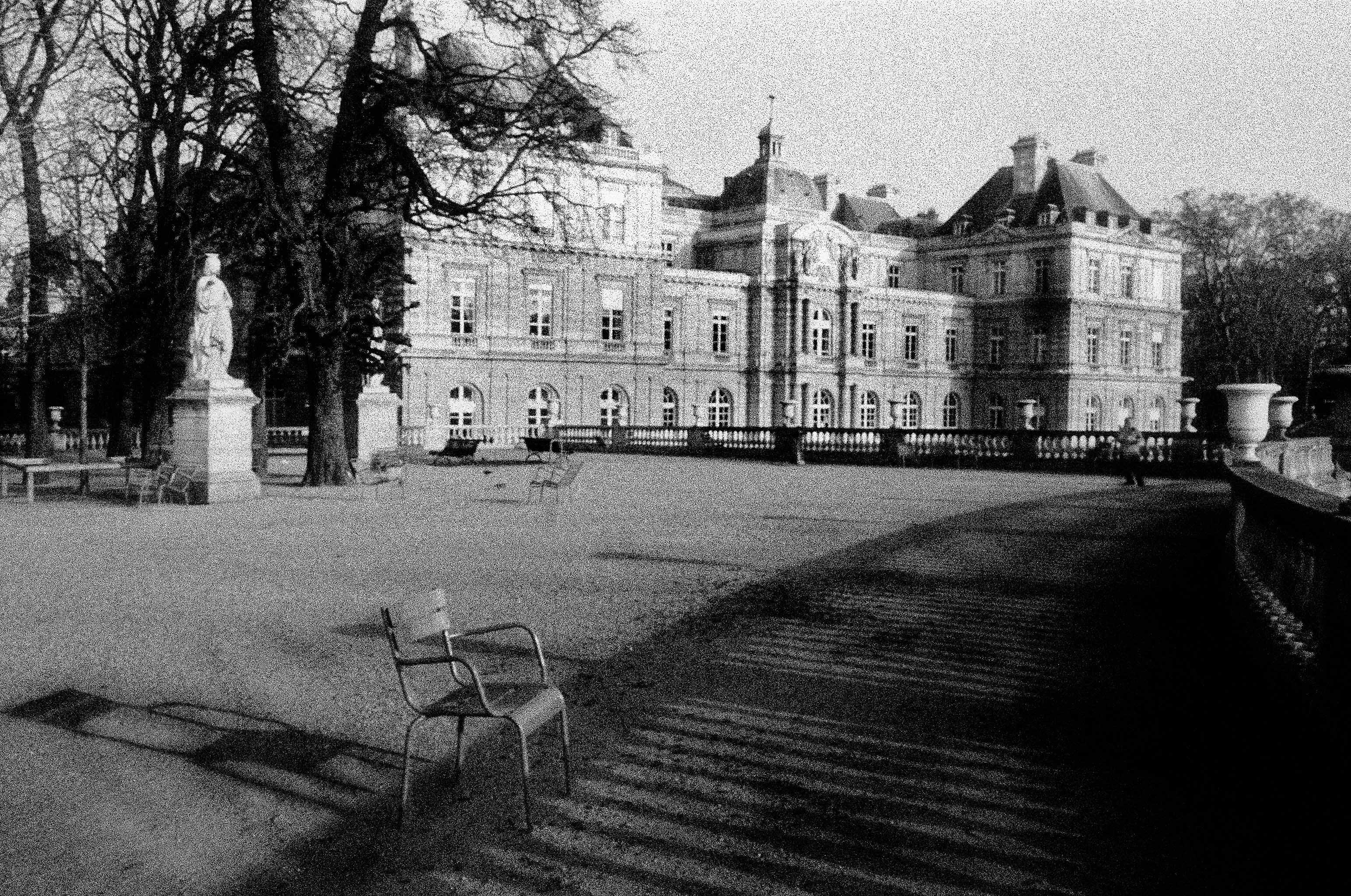site, bw, park, chair, european, incidental people, black, column, world, day, travel, style, architecture, plant, vintage, bare tree, the past, black and white, HD Wallpaper