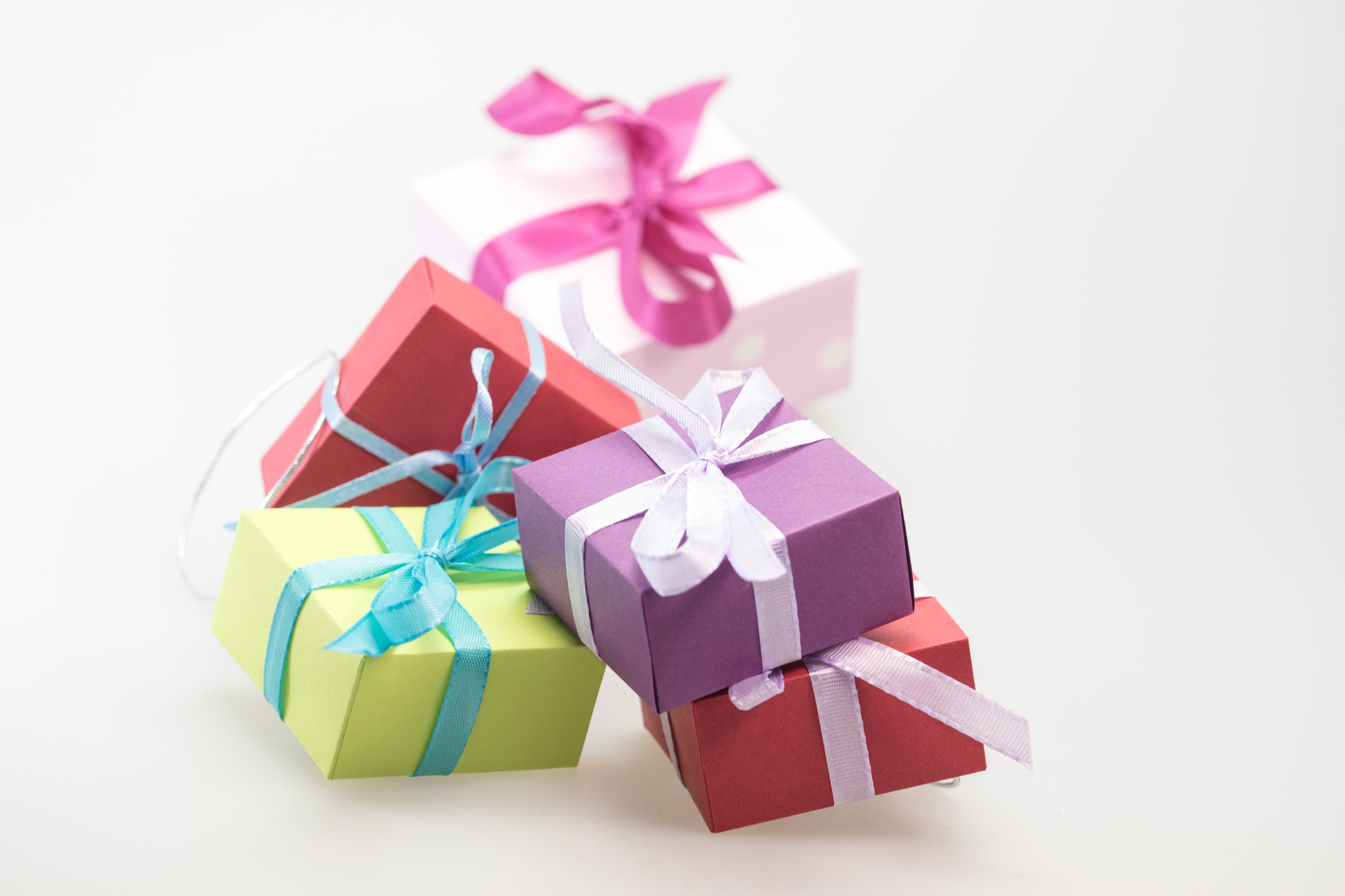 packed, no people, multi colored, childrens birthday, packet loop, birthday present, packages, tied bow, holiday, surprise, container, assorted, wrapping paper, HD Wallpaper