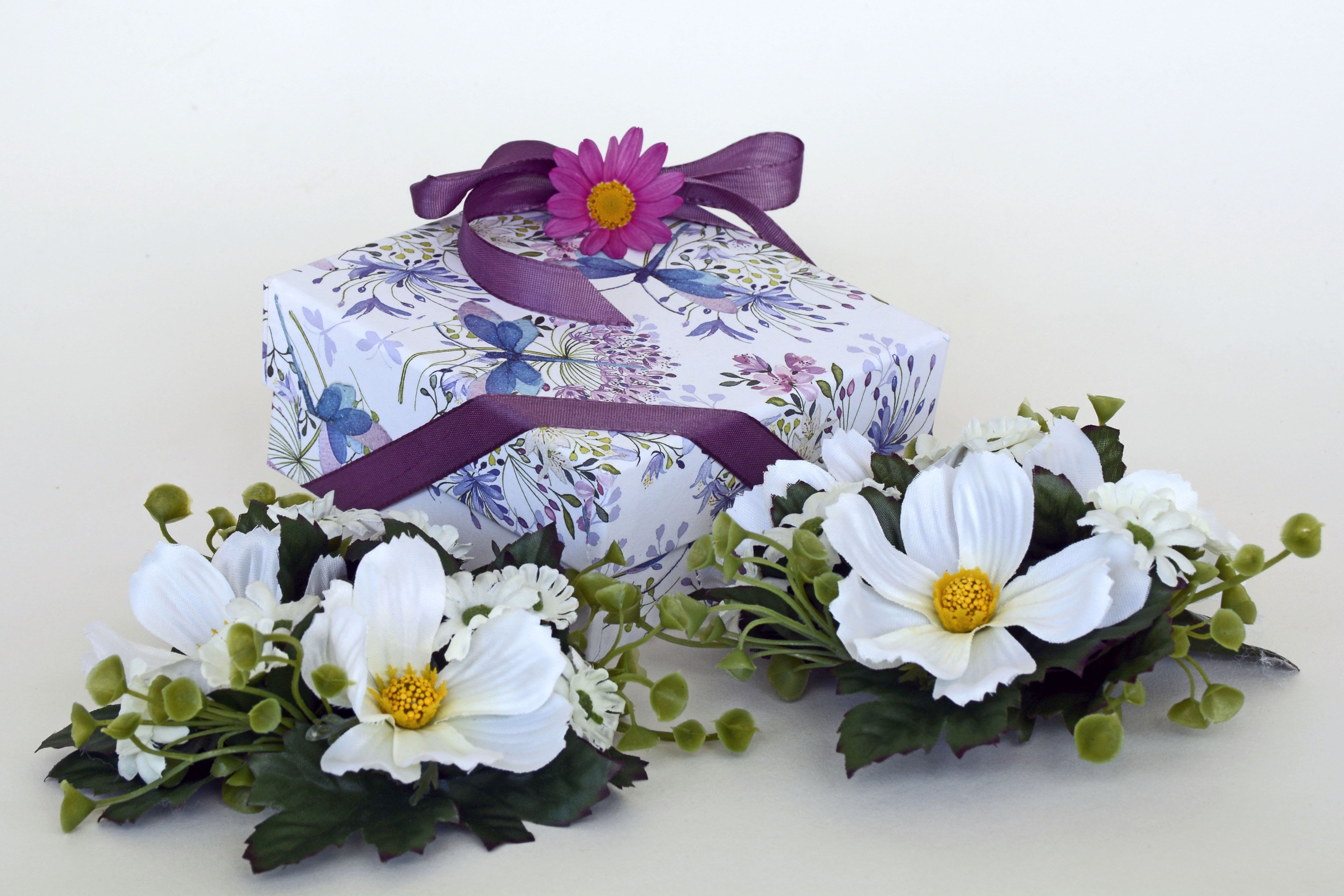 gift, daisy, wrapping paper, freshness, flower, indoors, close-up, springtime, white, petaled, margarite, studio shot, petal, surprise, bouquet, packed, HD Wallpaper