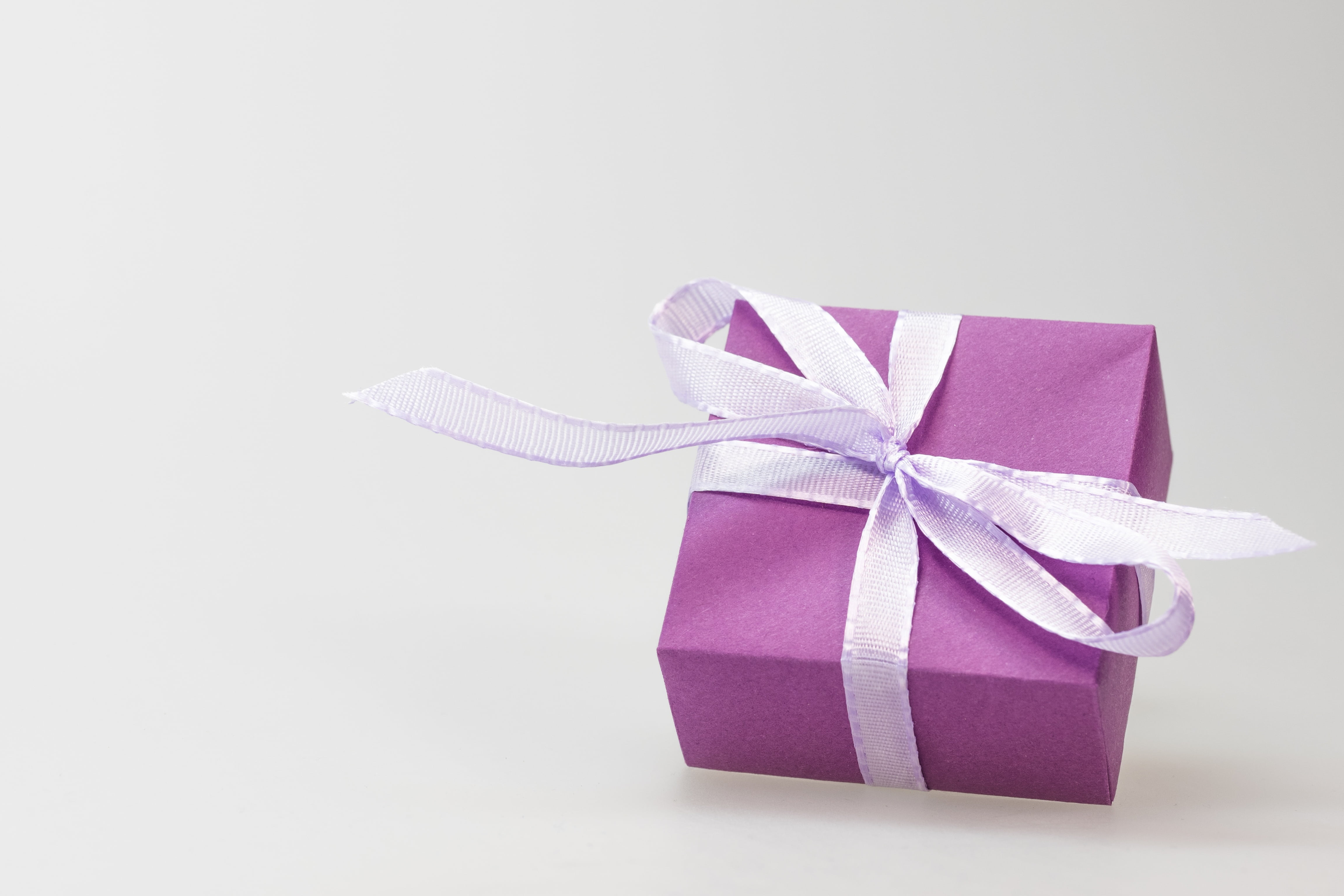 gift packaging, holiday, white background, 4K, made, ribbon - sewing item, consume, greetings, ribbon, packed, merry christmas, xmas, wrapped, surprise, HD Wallpaper