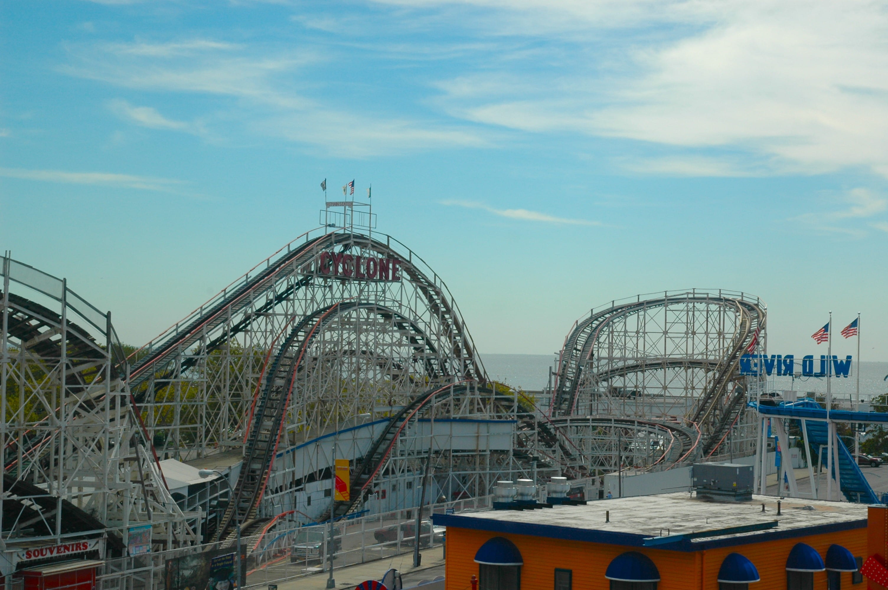 building, theme, rollercoaster, recreation, cloud - sky, city, entertainment, no people, ferris wheel, architecture, tourism, fair, arts culture and entertainment, HD Wallpaper
