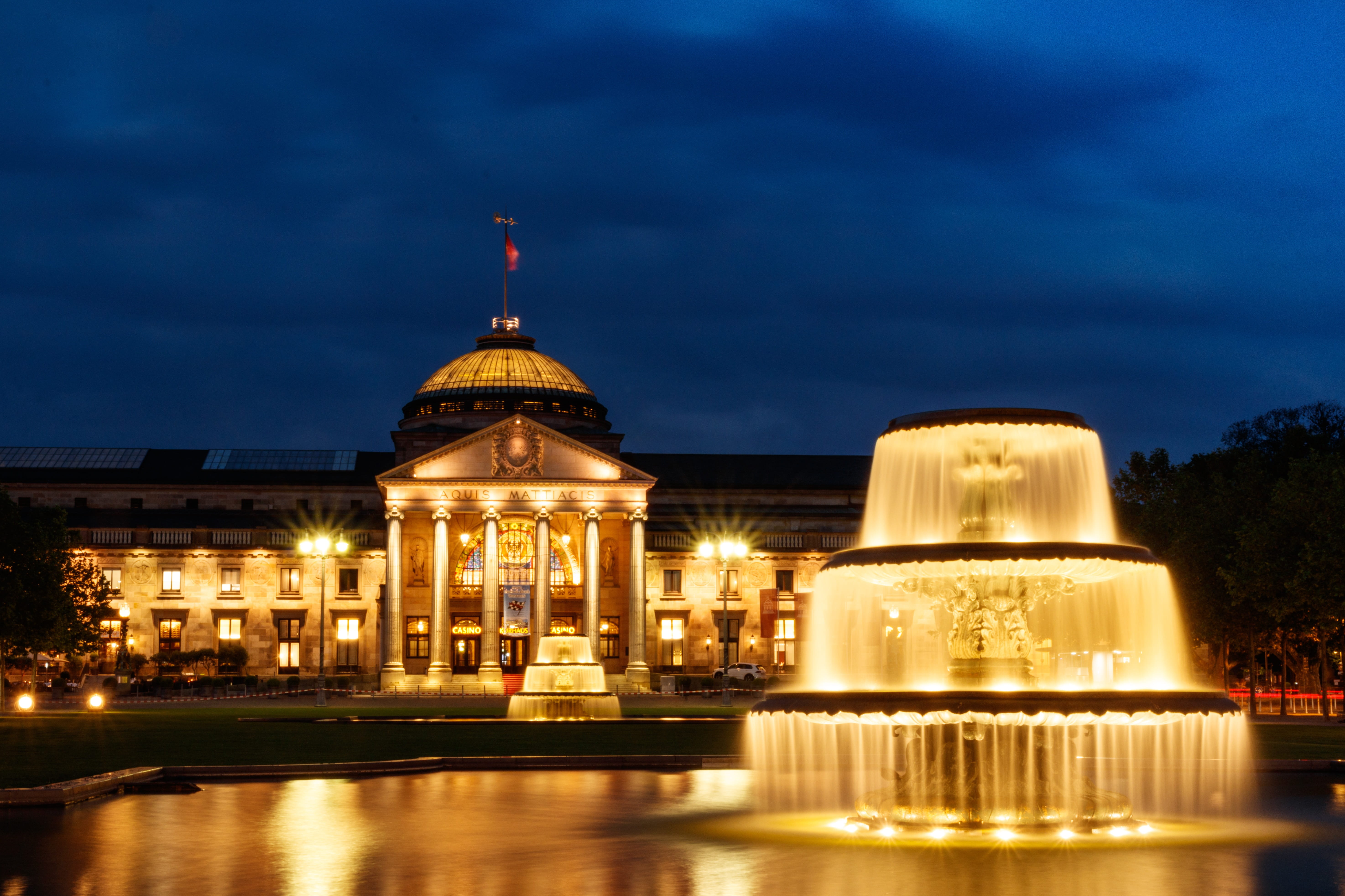 night photograph, fountain, landmark, government, blue hour, lighting, kurhaus, night, wiesbaden, places of interest, waterfront, long exposure, columnar, HD Wallpaper