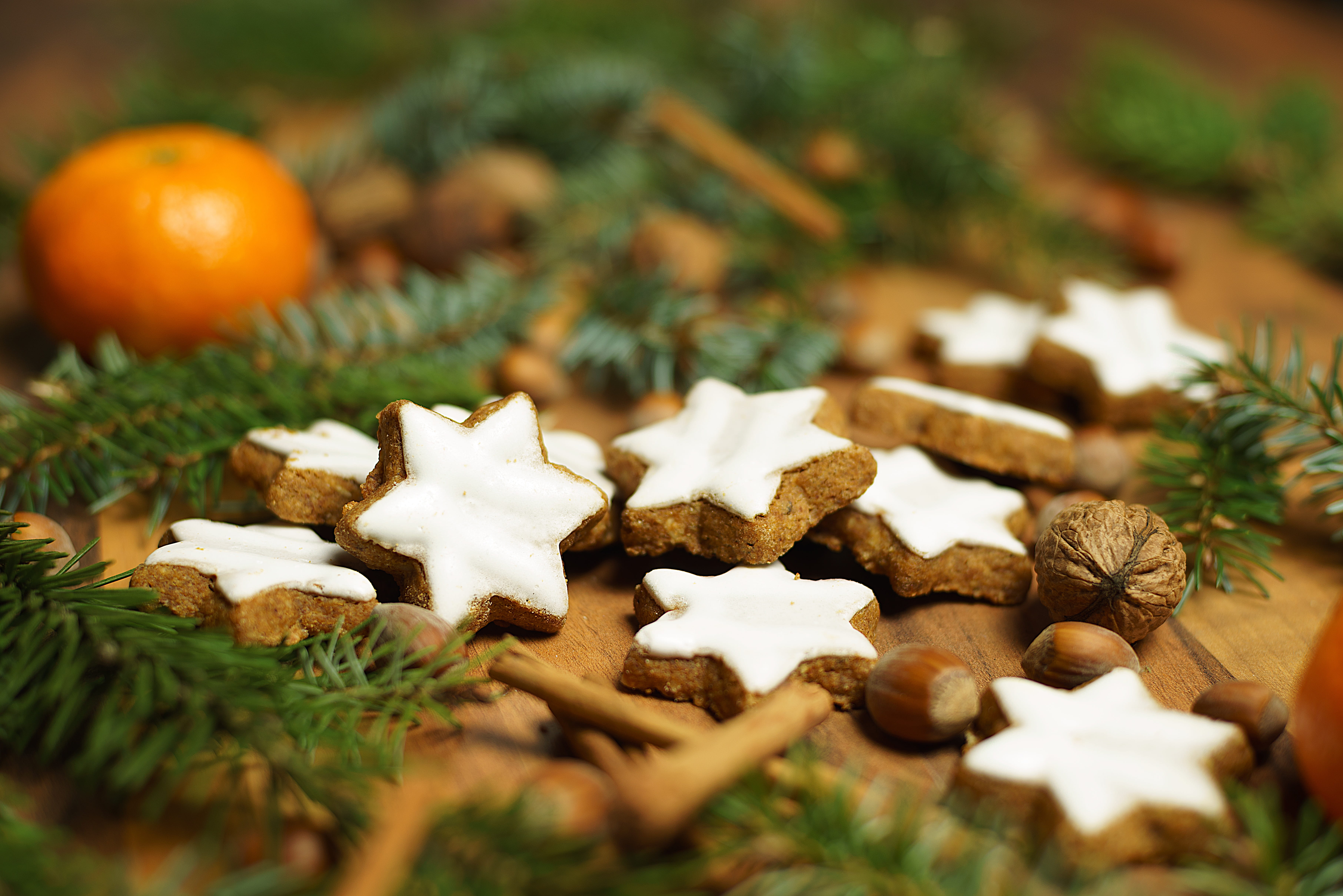 pine tree, selective focus, food, advent calendar, made, advent, nature, tannenzweig, food and drink, no people, green, santa claus, pastries, gingerbread, HD Wallpaper