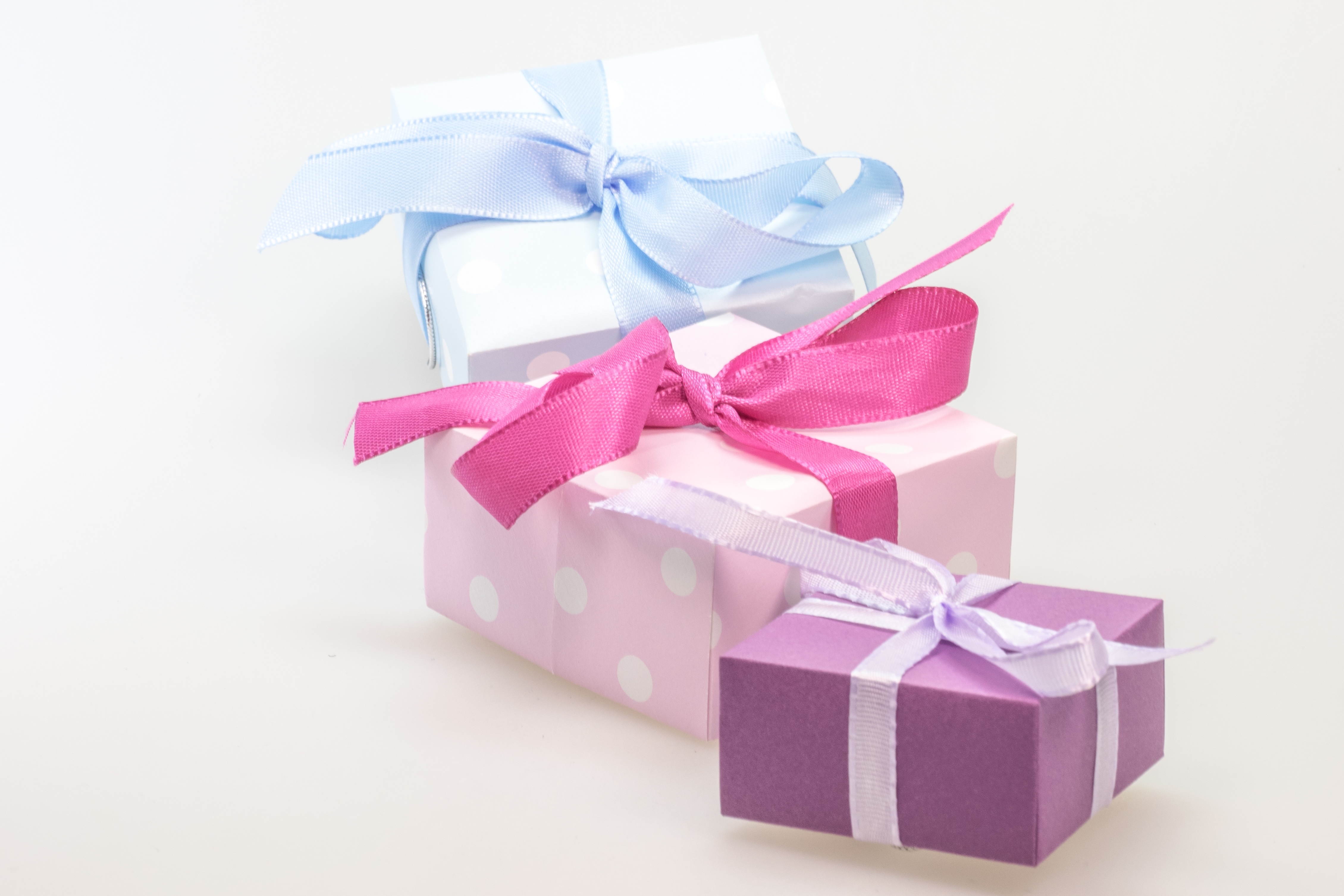close-up, gift, wrapped, white background, paper, birthday, event, 4K, package, gifts, surprise, box - Container, assorted, decoration, tied bow, ribbon, HD Wallpaper