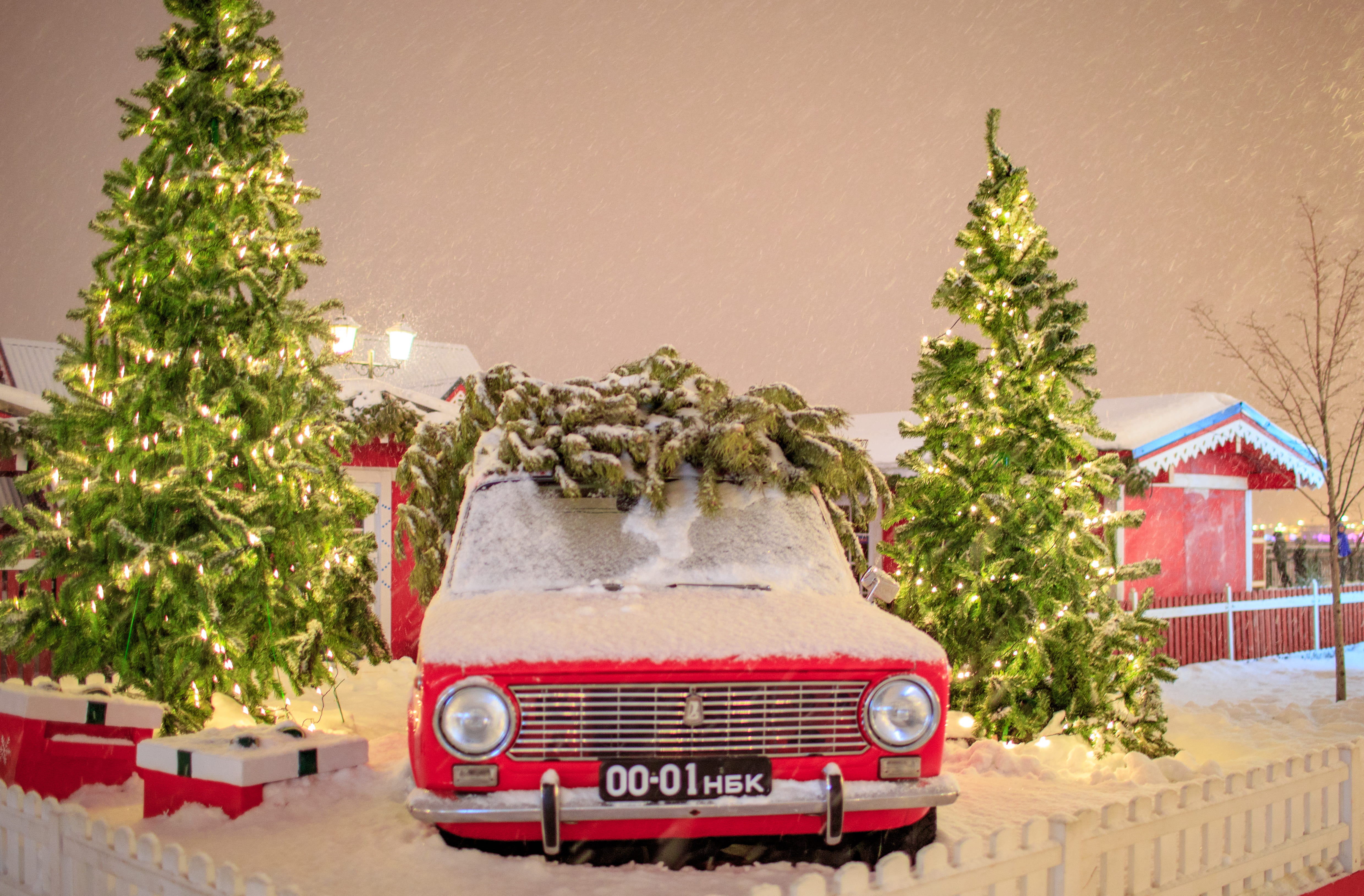 mode of transportation, communication, built structure, red, land vehicle, christmas, 4K, transportation, christmas decoration, decoration, spruce, christmas tree, HD Wallpaper